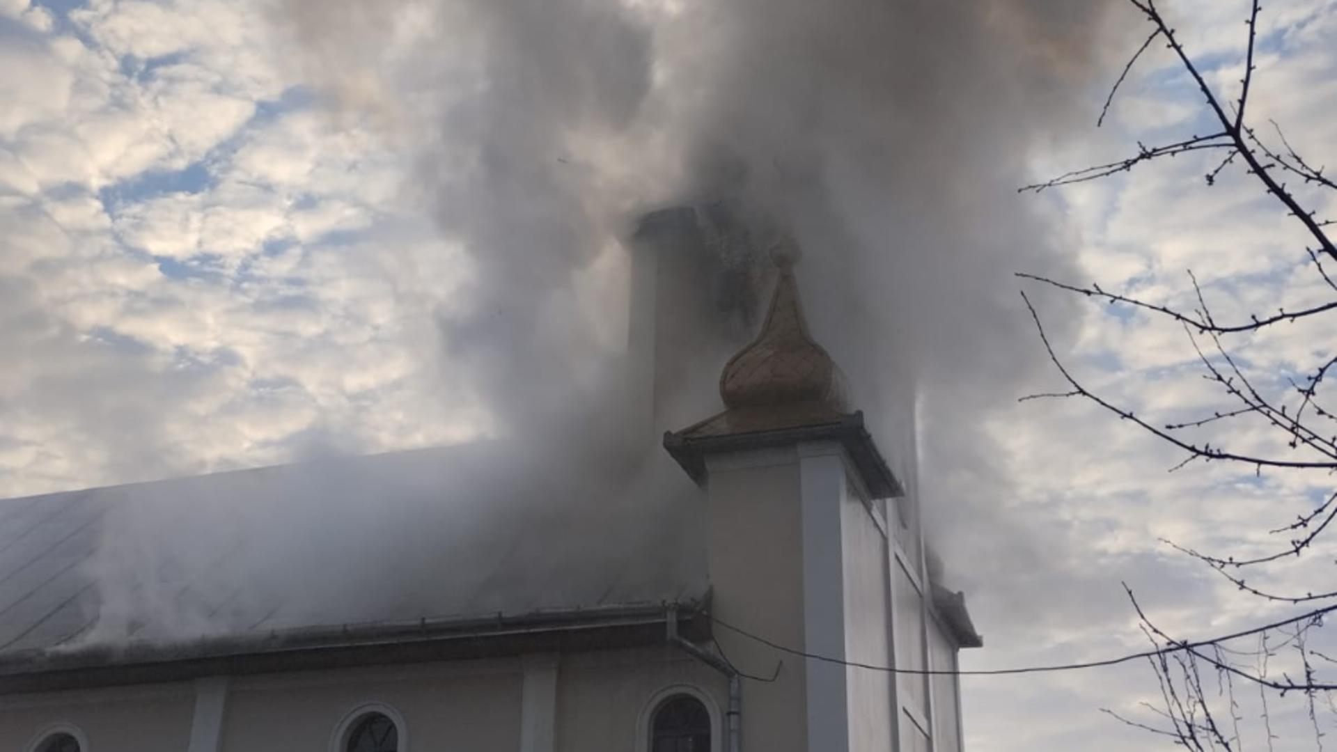 A luat foc acoperișiul bisericii Crăciunești din Maramureș. Foto/Pompieri