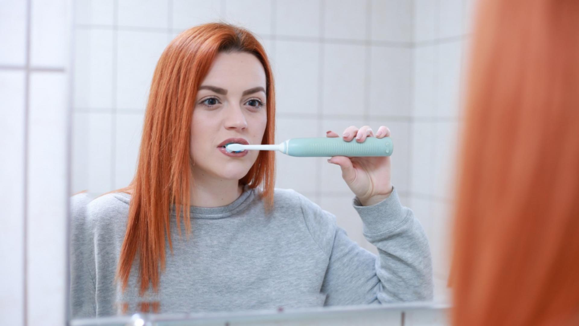 De ce sângerează gingiile. Vitamina de care are nevoie organismul când te confrunți cu această afecțiune