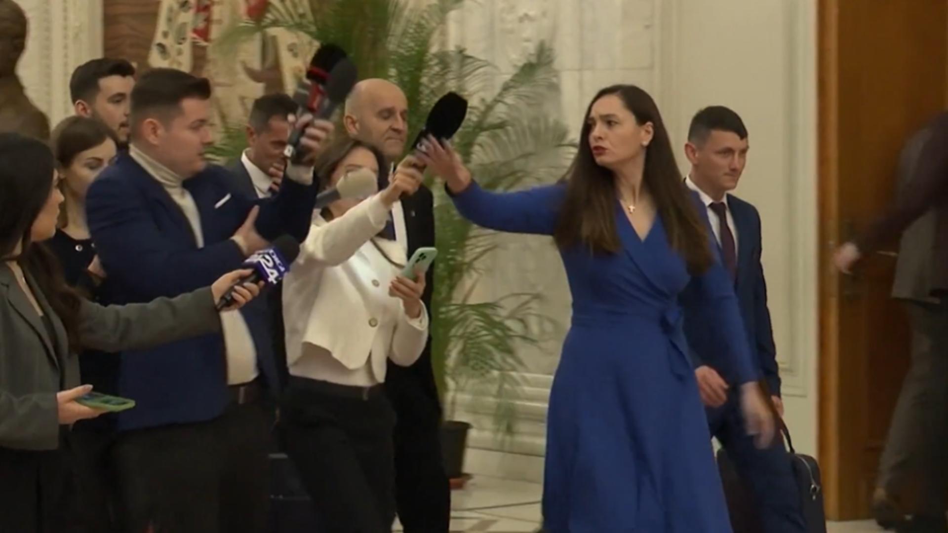 Șefa de la POT s-a răfuit cu jurnaliștii pe holurile Parlamentului