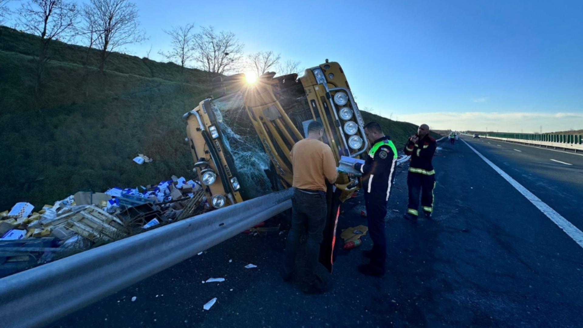 Accident pe A2: Un camion încărcat cu detergent lichid s-a răsturnat pe șosea