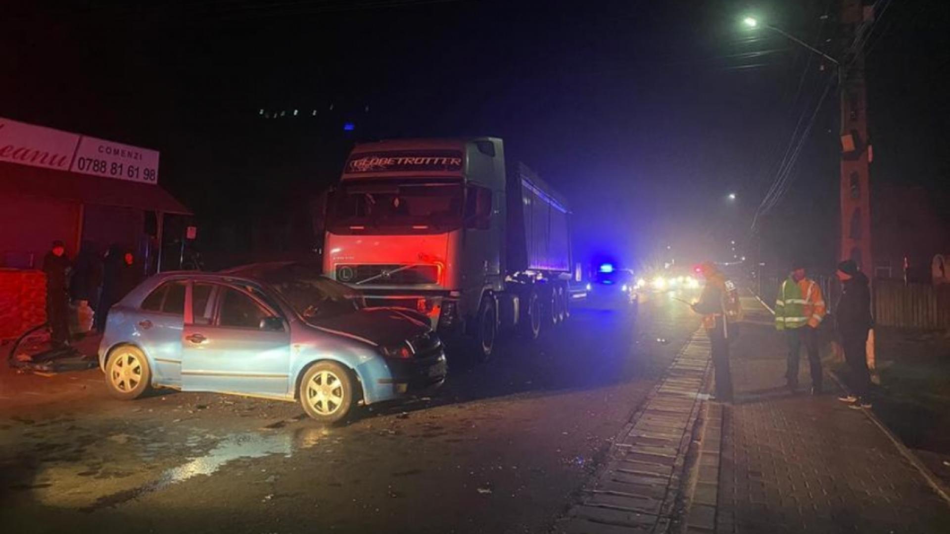 Accident RUTIER în Buzău. Trei tineri au fost răniți în urma coliziunii dintre o mașină și un camion