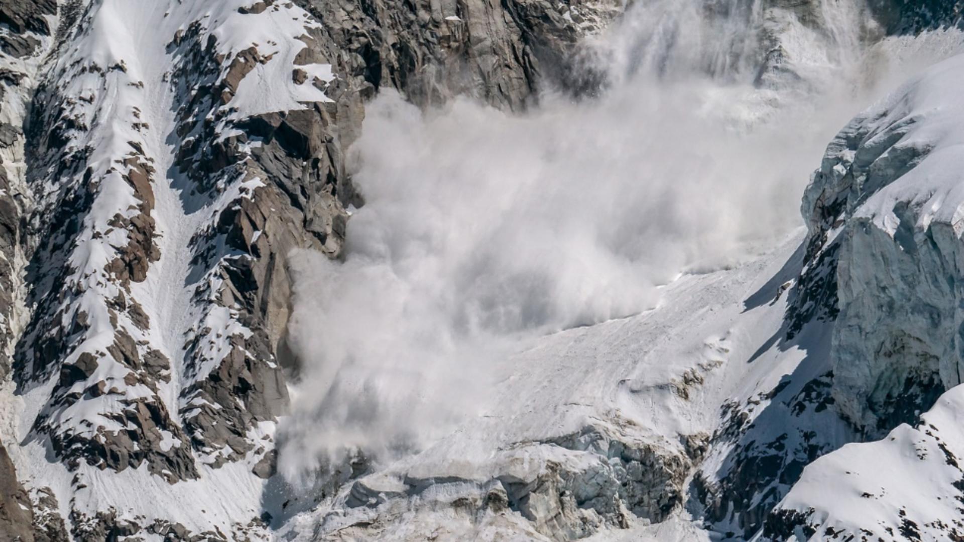 RISC de avalanșă în România. Avertismentul autorităților