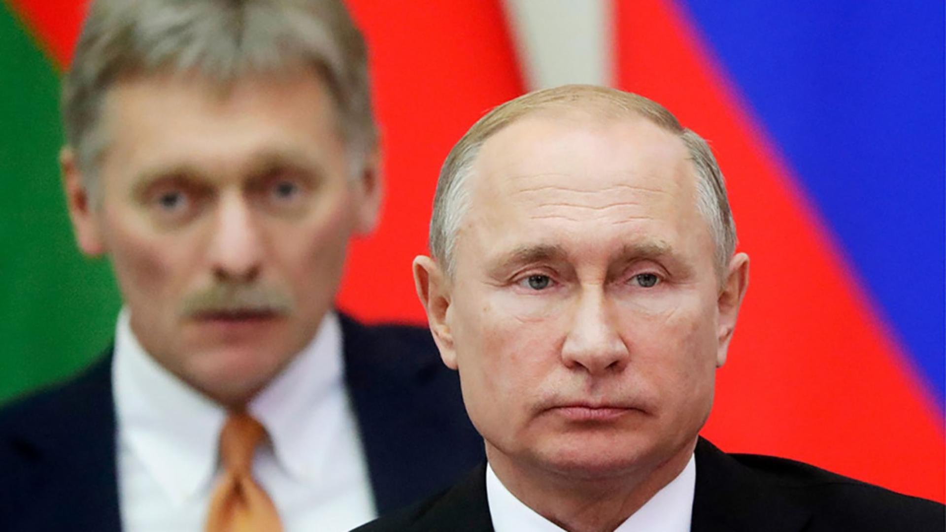 Vladimir Putin și Dmitri Peskov. Foto: Profimedia