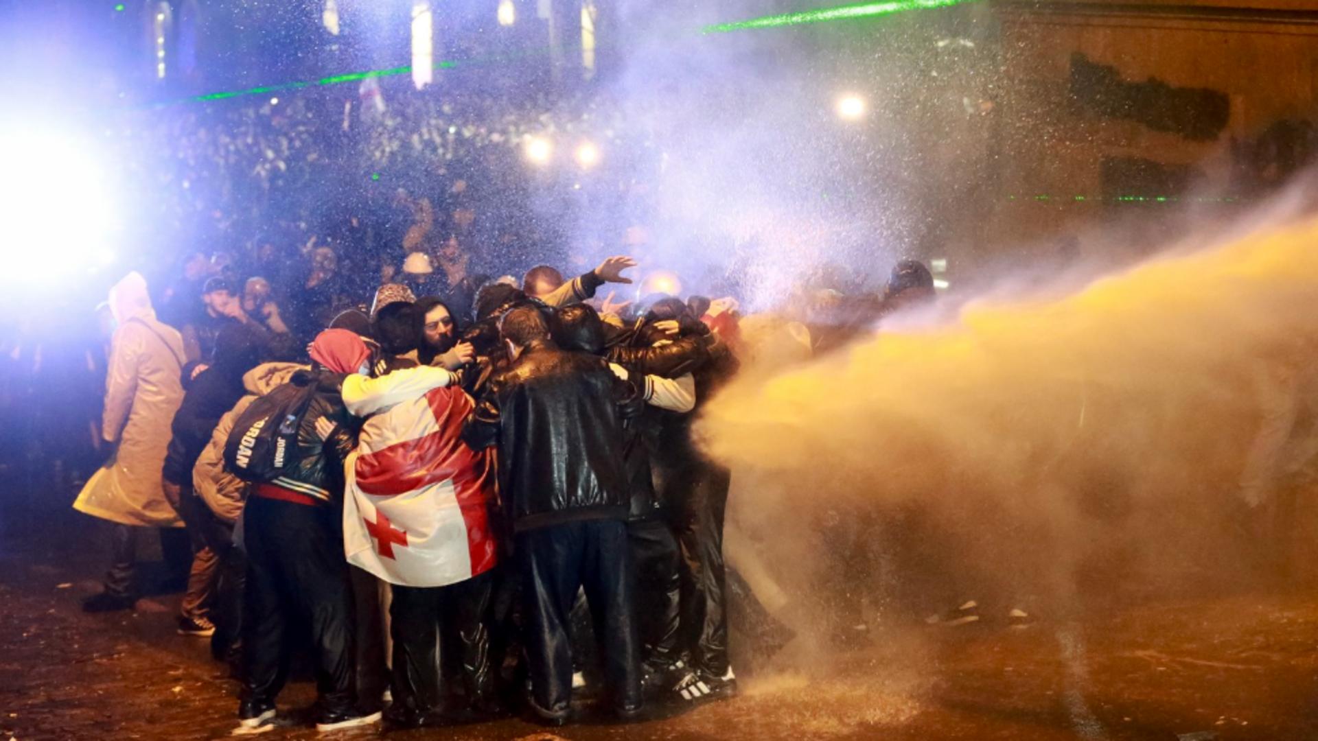 Georgia fierbe. Mii de manifestanţi pro-UE în stradă pentru a patra zi consecutiv. Foto: Profimedia