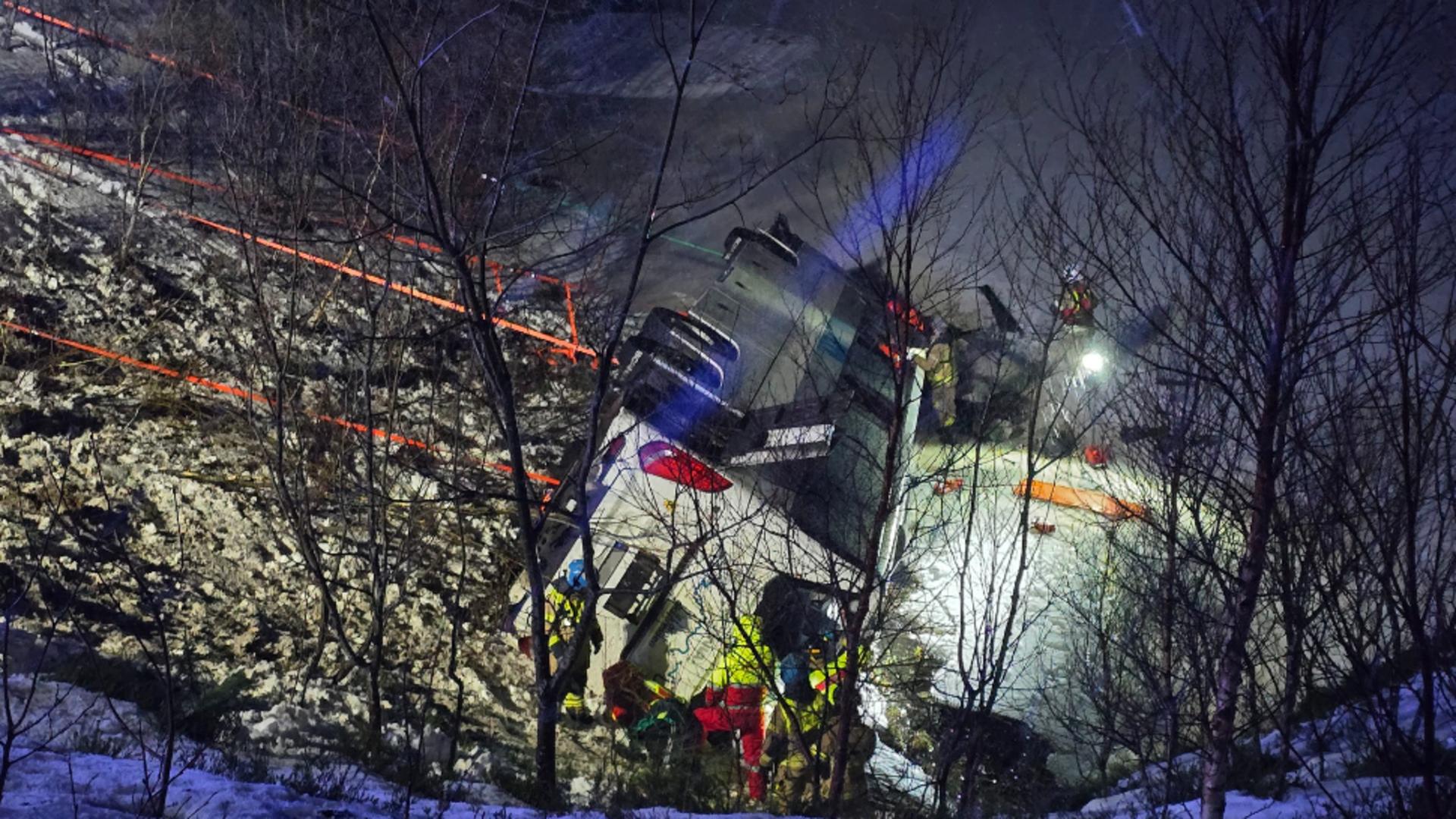 Accident înfiorător, în a doua zi de Crăciun: 3 morți, după ce autocarul a plonjat într-un lac / Foto: Profi Media