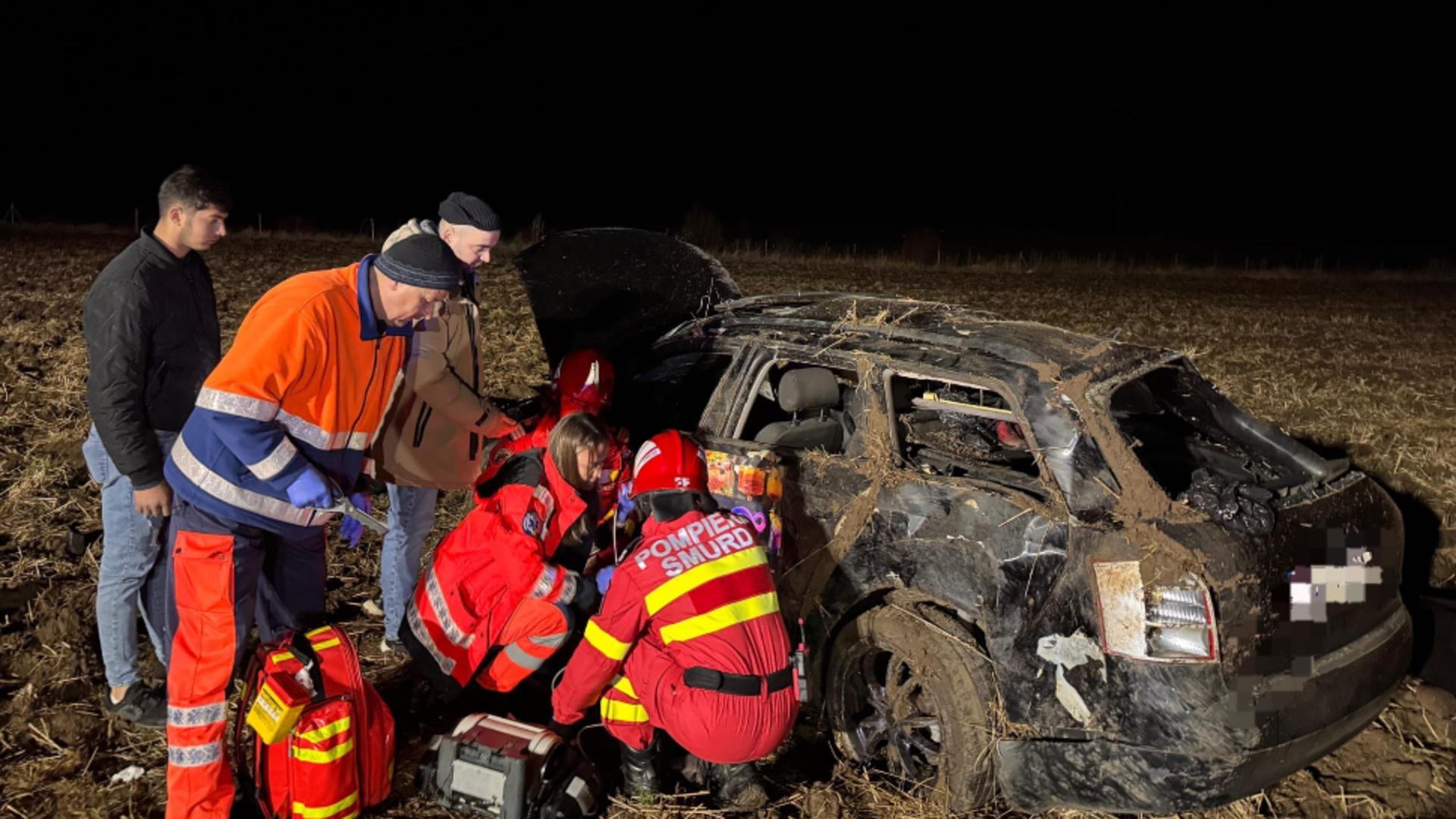 Un om a fost prins sub un autoturism răsturnat. Foto/ISU