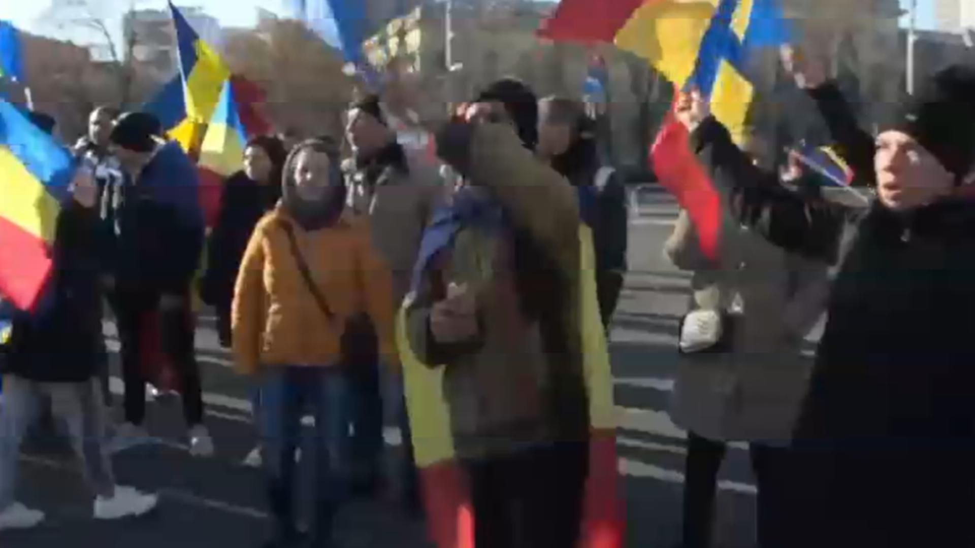   A șaptea zi de PROTESTE în Piața Victoriei. Zeci de oameni au plecat în marș către Cotroceni, alții protestează pe scările CAB