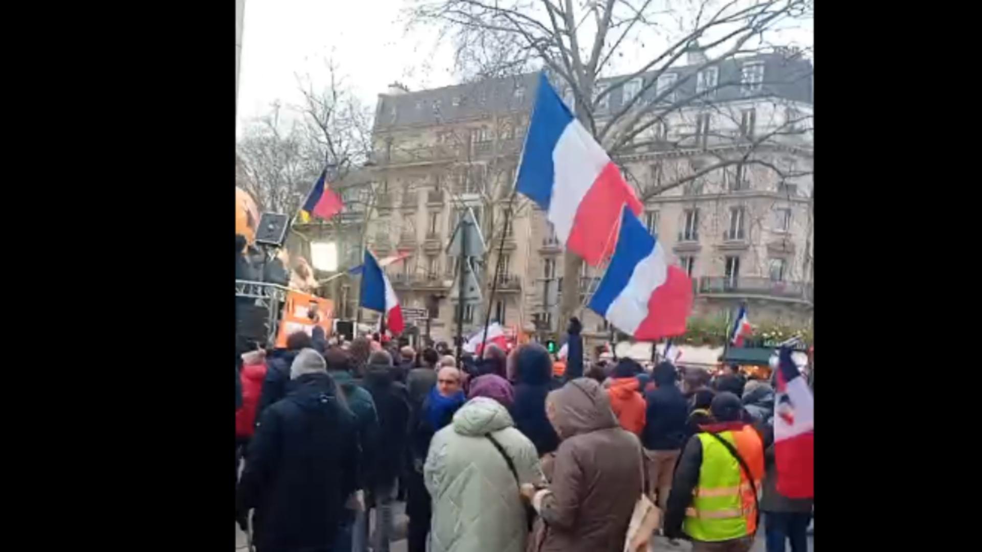 Manifestații la Ambasada României din Paris de susținere a lui Călin Georgescu/ Captură video