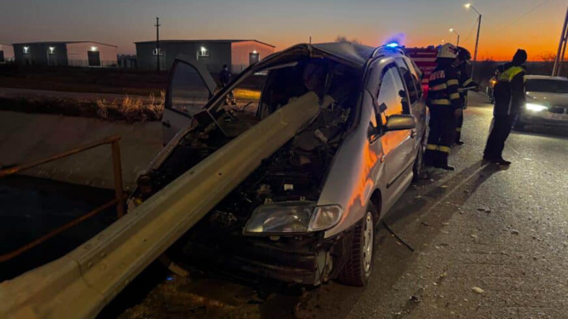 Autoturism, STRĂPUNS de un parapet metalic, de la un capăt la celălalt: șoferul a scăpat în mod miraculos/ Foto: Info Trafic 24