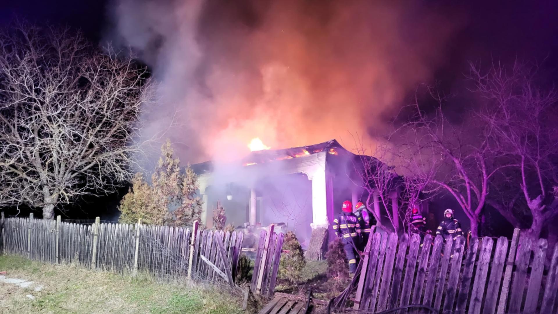 Incendiu mistuitor: O familie a rămas fără casă în urma dezastrului