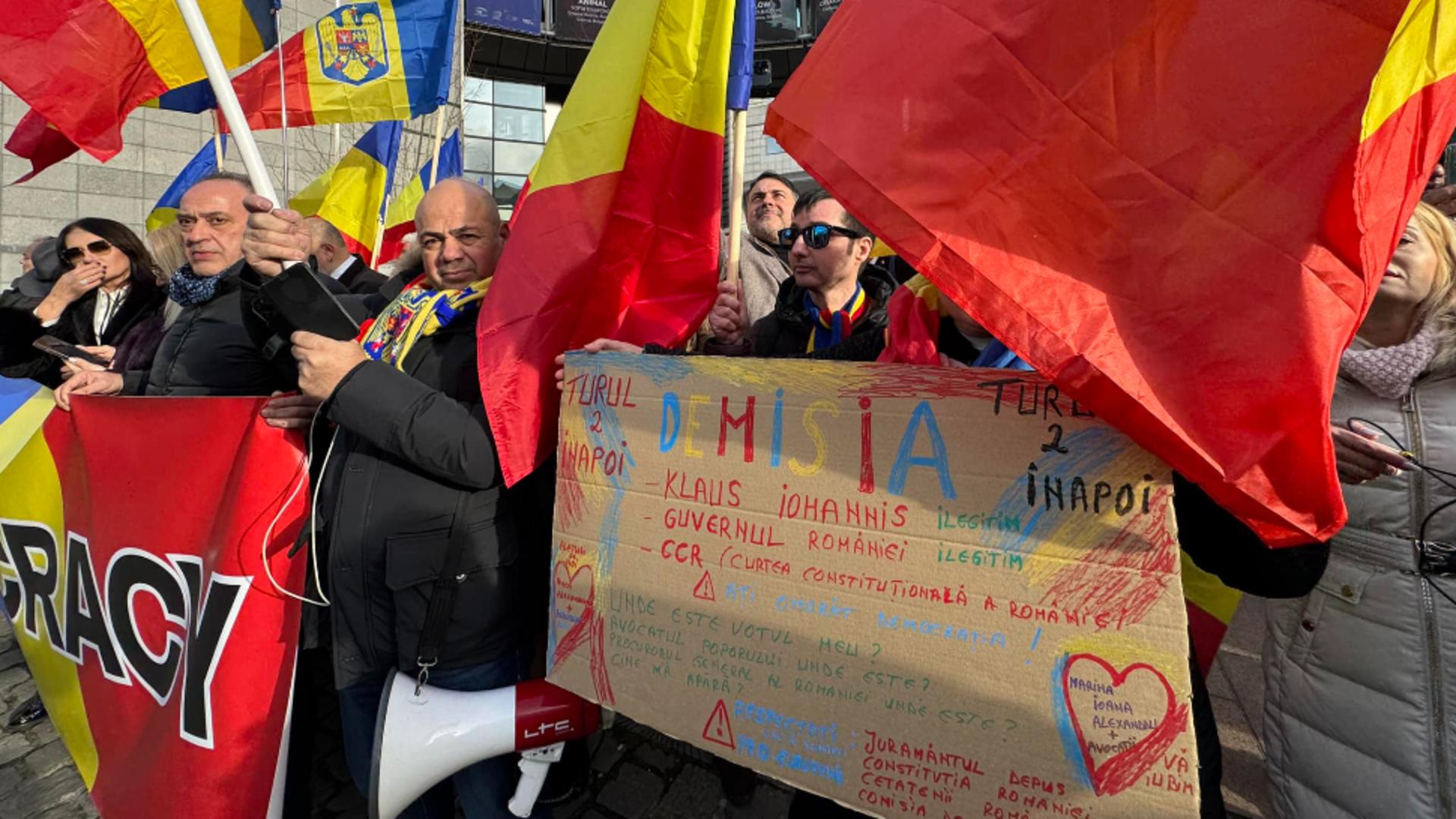 Revolta a ajuns la ușa instituțiilor europene: românii ies în stradă la Bruxelles și cer turul 2 înapoi