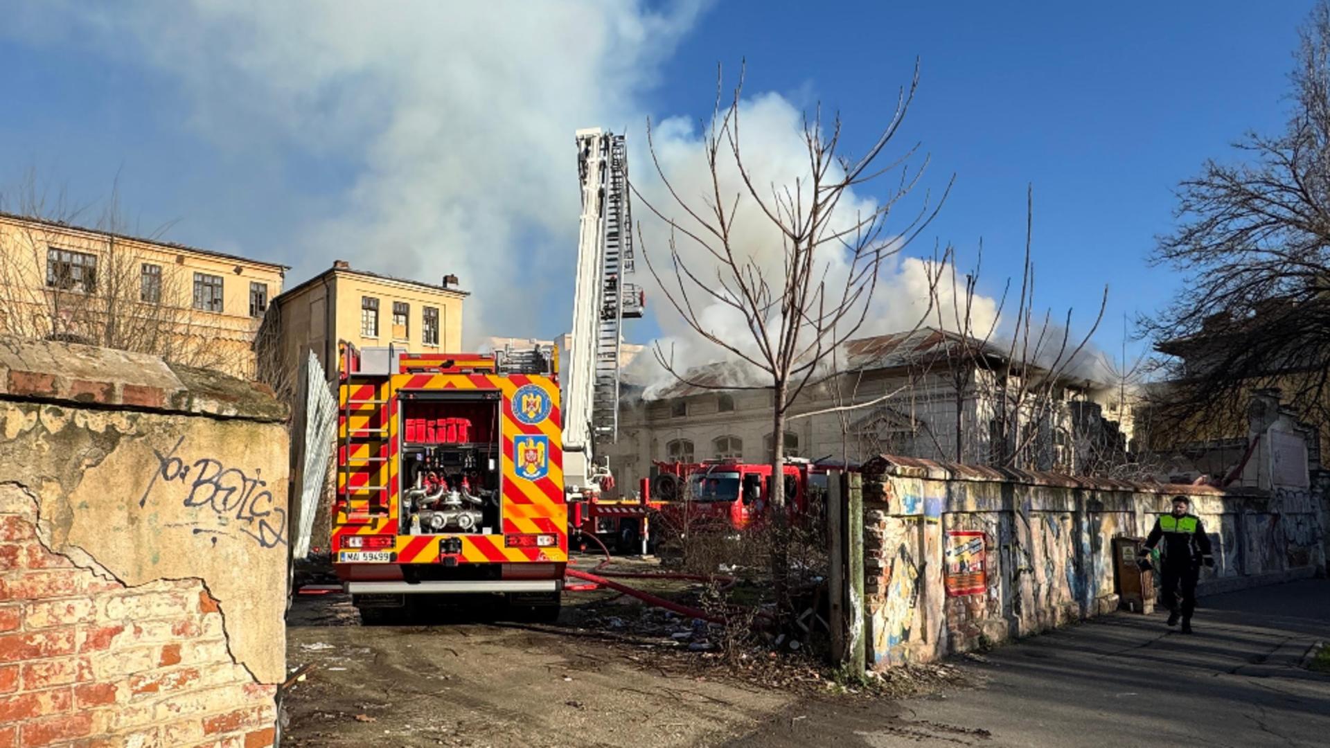 Incendiu de proporții la Liceul Timpuri Noi.