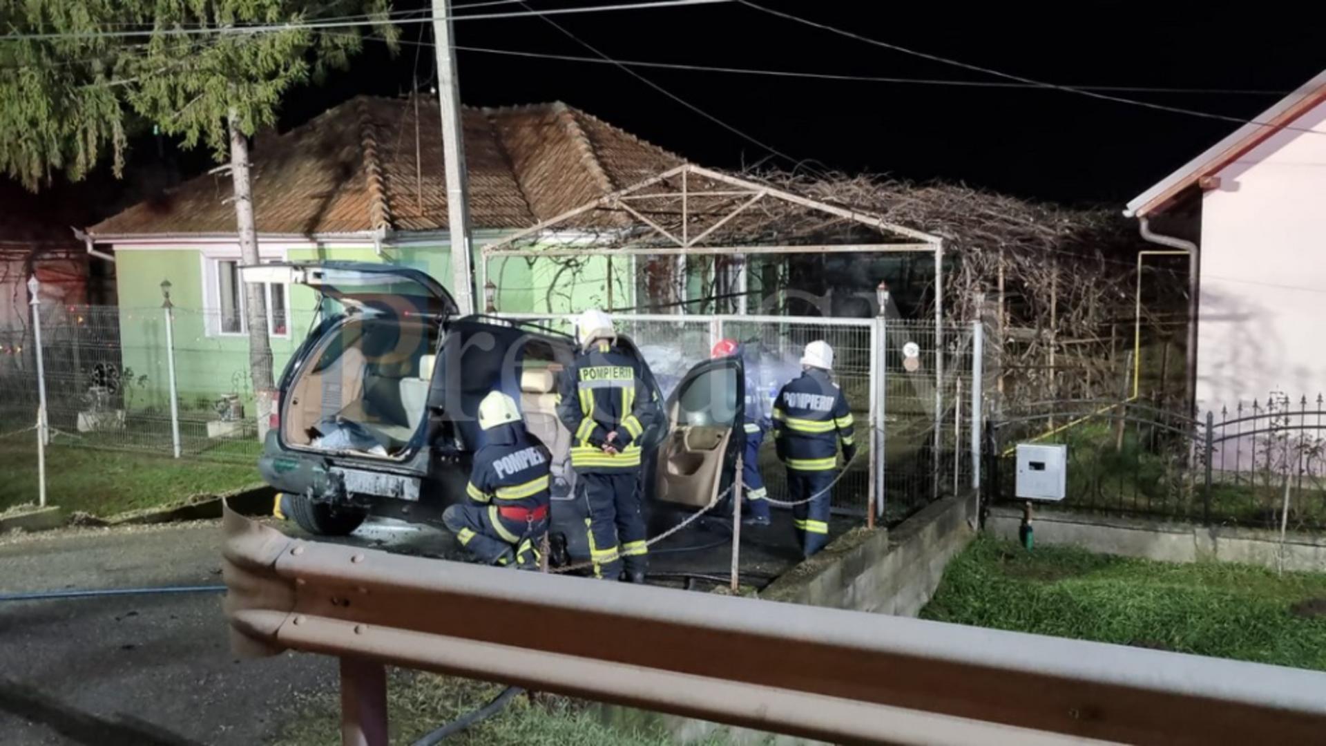 Atac mafiot în Satu Mare! O mașină a ars ca o torță după ce a fost incendiată intenționat