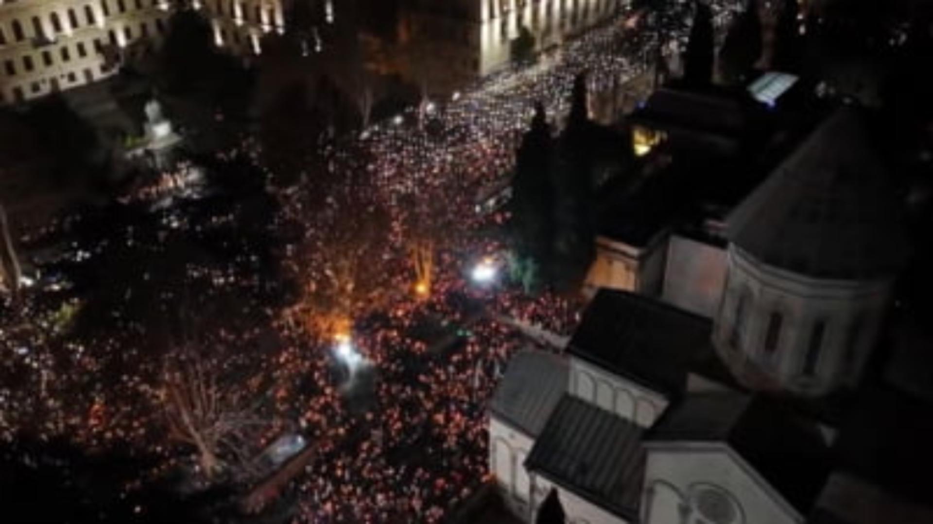 Continuă protestele de amploare pentru aderarea la UE. Mii de oameni au mărșăluit în fața Parlamentului 