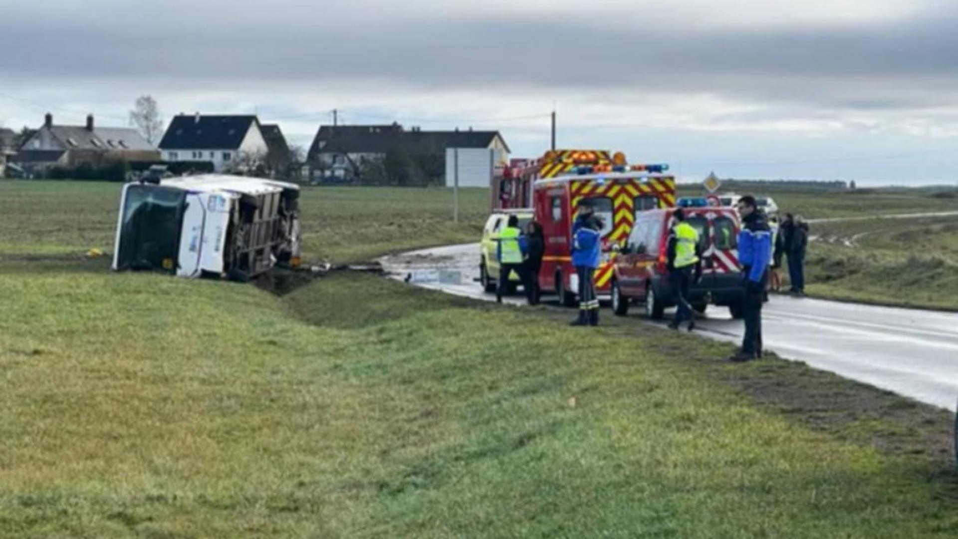 Accident rutier DEZASTRUOS: o adolescentă de 15 ani a murit și zeci de elevi au fost răniți după ce un autobuz școlar s-a răsturnat