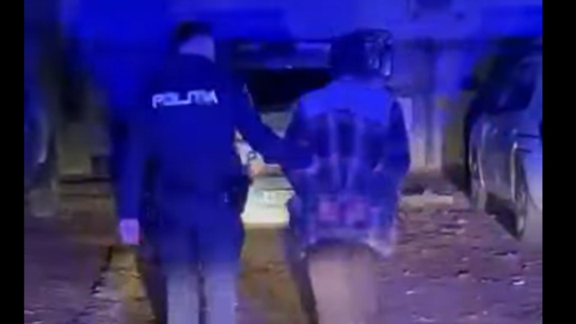 A înjunghiat un bărbat în plină stradă. Poliția l-a reținut pentru lovire sau alte violențe/ Captură video