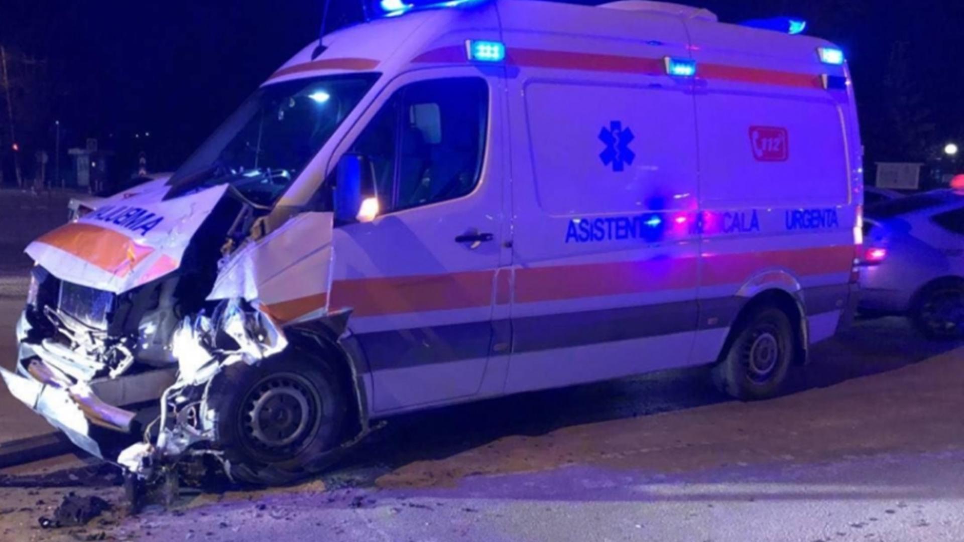 Ambulanța transporta un pacient către Spitalul Victor Babeș. Foto/ISU