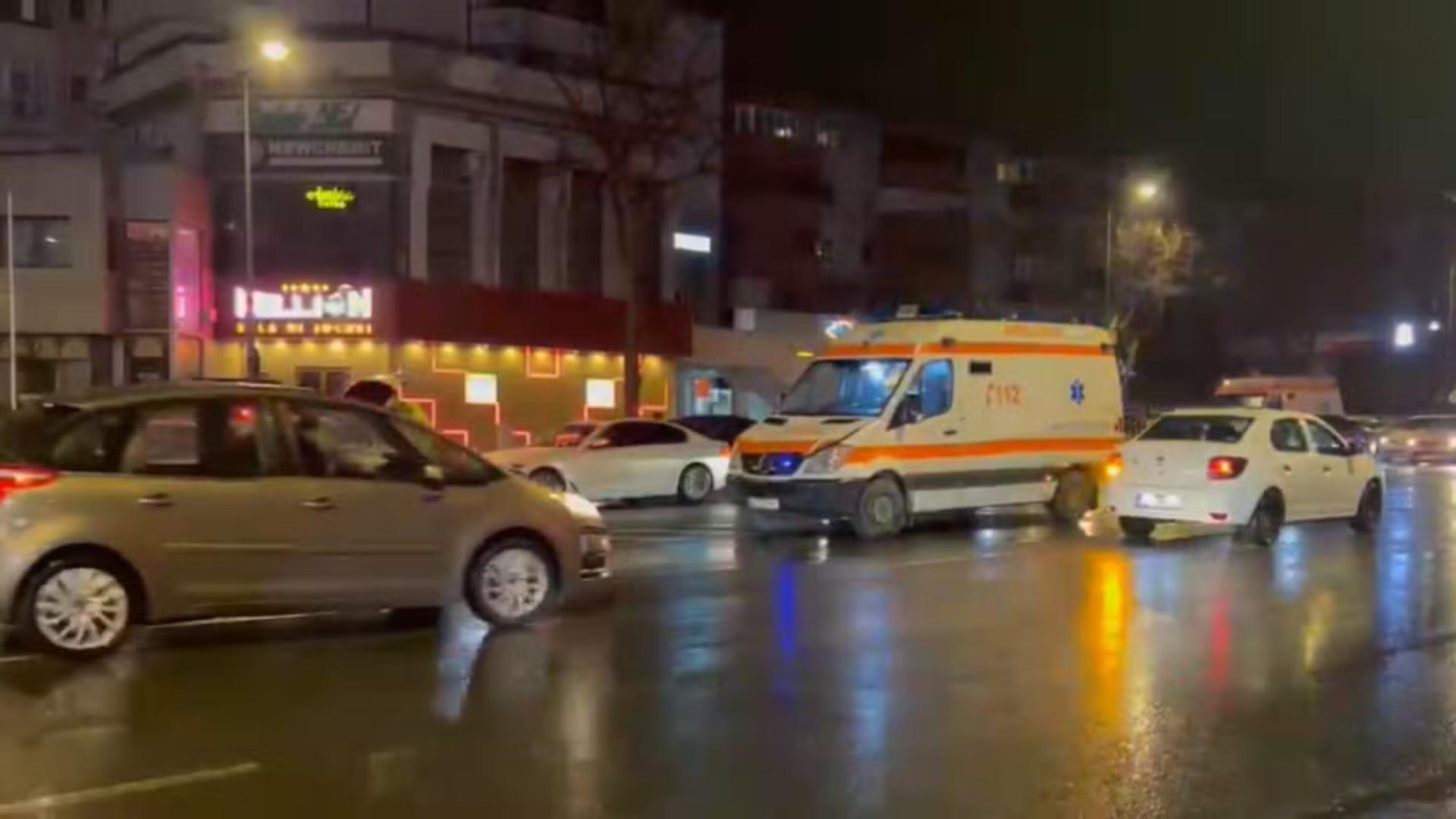 Pietonul a fost transportat la spital de un echipaj SMURD. Foto/dottotv.ro