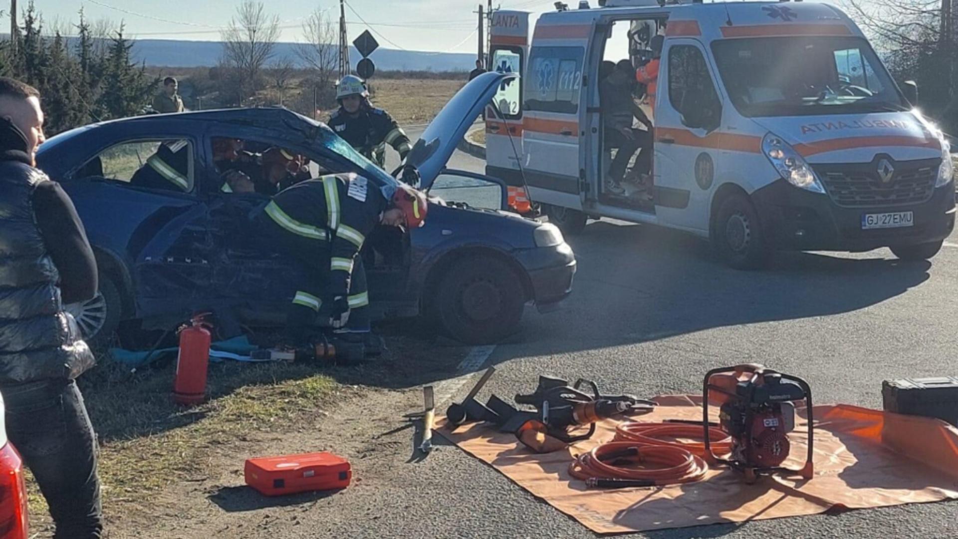 Accident grav pe DN 67, în Gorj: un autoturism și un camion au intrat în coliziune