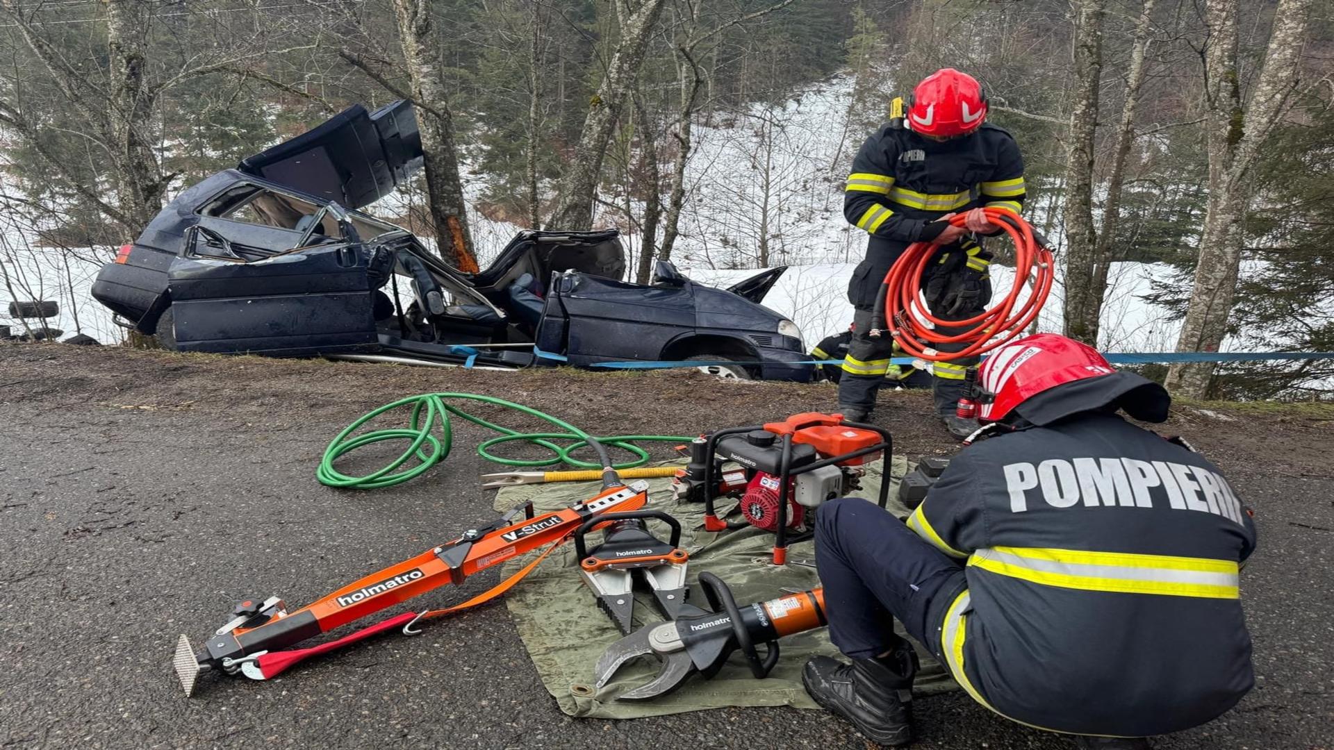 Accident grav în Suceava. Un microbuz a ieșit în afara carosabilului. Două persoane sunt rănite