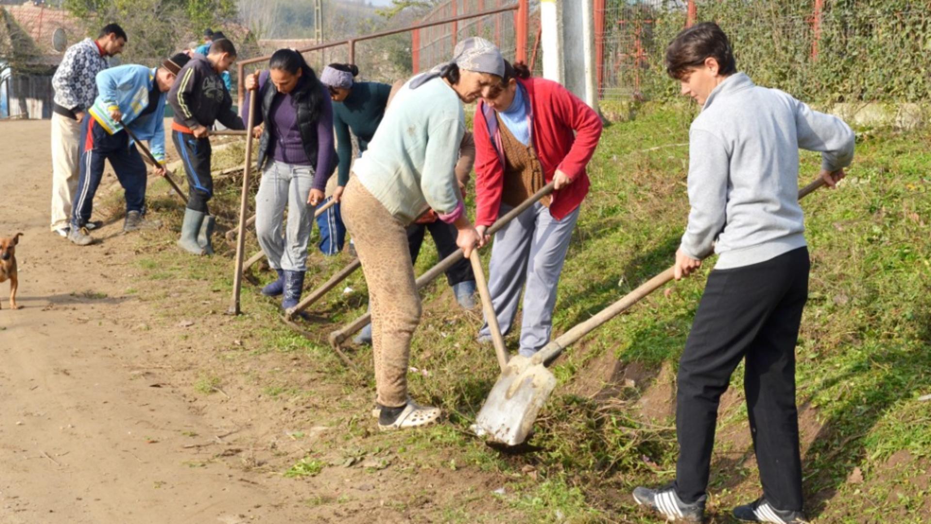 Un oras a decis să scoată asistații sociali pe străzi, la muncă în folosul comunității. Foto ilustrativ