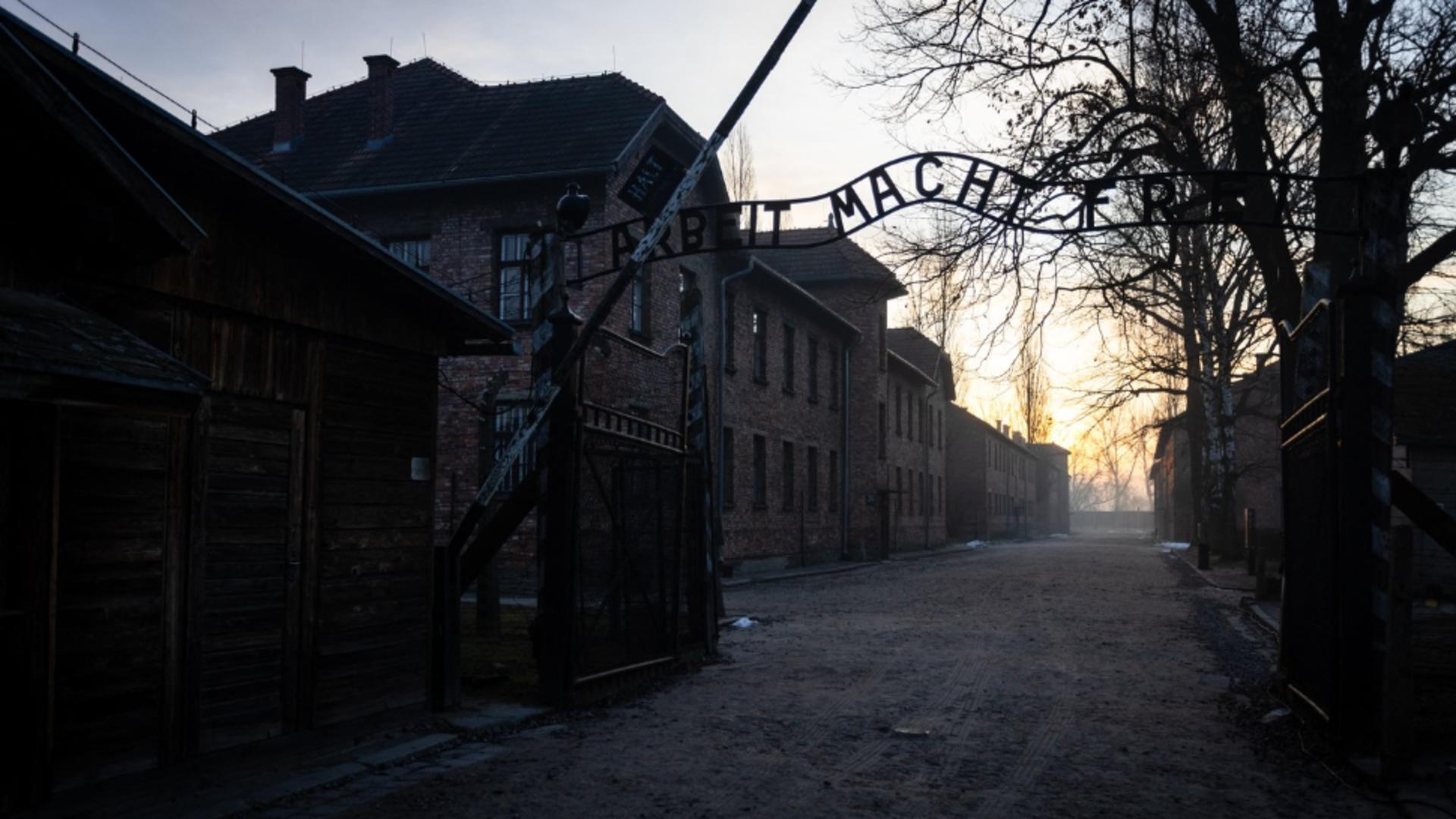 Poarta cu inscripția în germană „Arbeit Macht Frei” (Munca te va elibera) la Memorialul și Muzeul Auschwitz. Foto/Profimedia