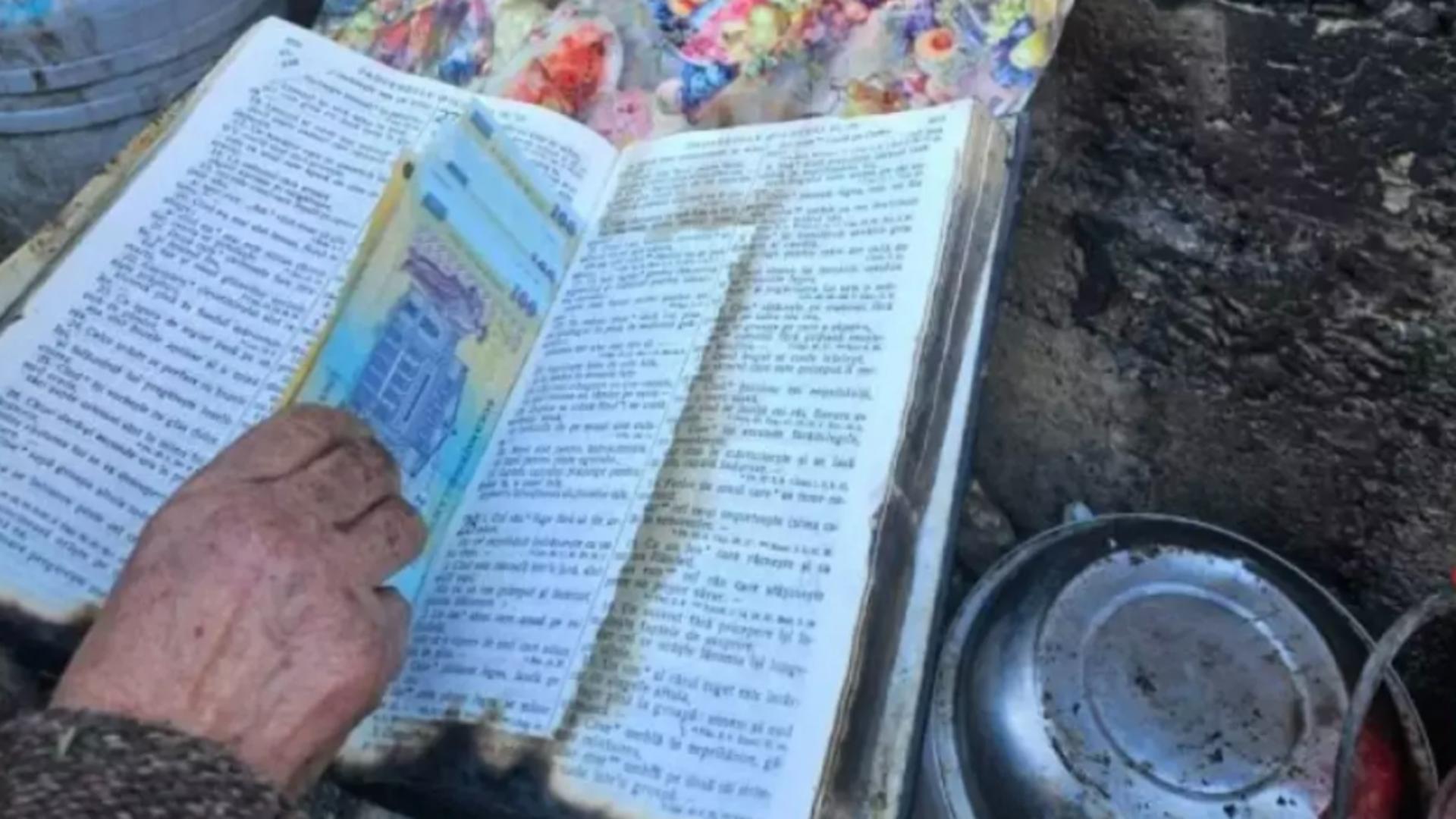 O Biblie în care erau ascunși 13.000 de lei a scăpat întreagă, deși bucătăria în care se afla a ars din temelii