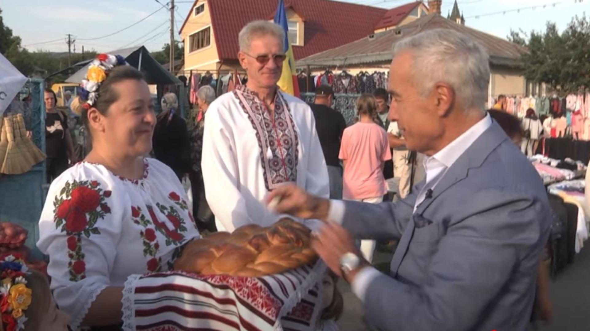 Președintele ales printre gospodarii români. Foto/Arhivă