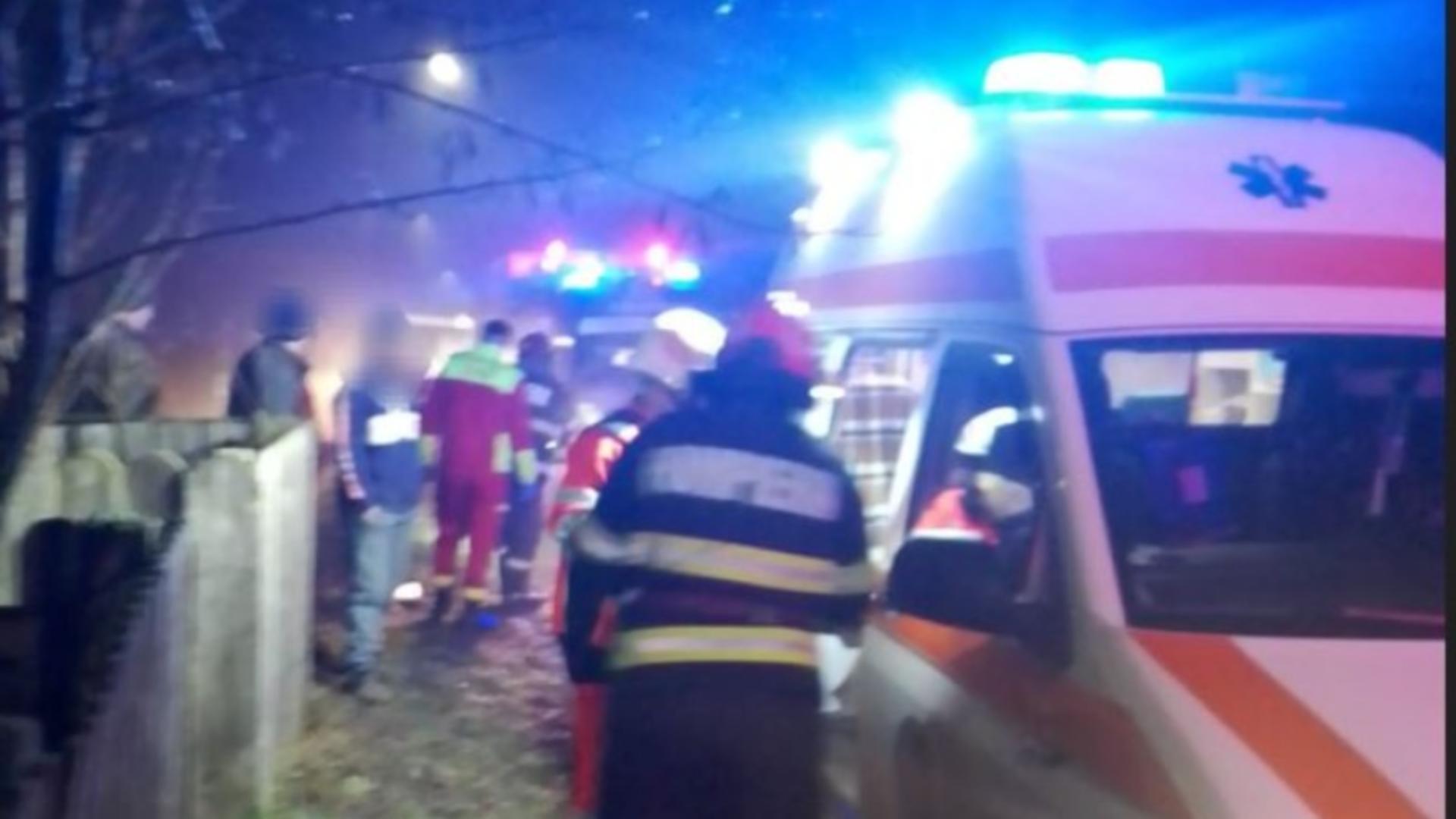 EXPLOZIE puternică într-o locuință din județul Botoșani. Un bărbat a ajuns la spital/ Captură foto stiri.botosani.ro