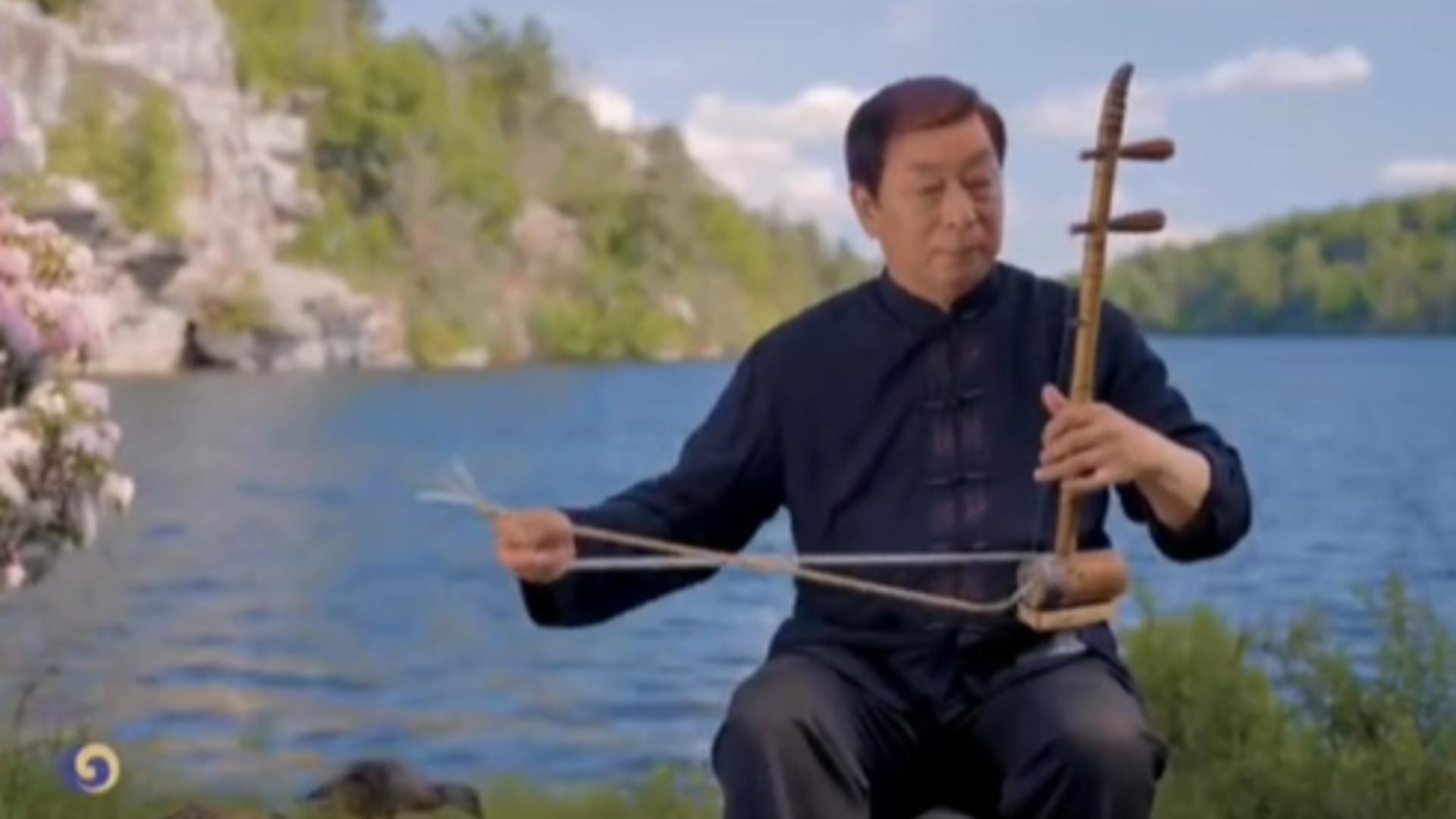 Chinezul care cântă „Ciocârlia” românească la un instrument tradițional cu o singură coardă. Foto: TikTok