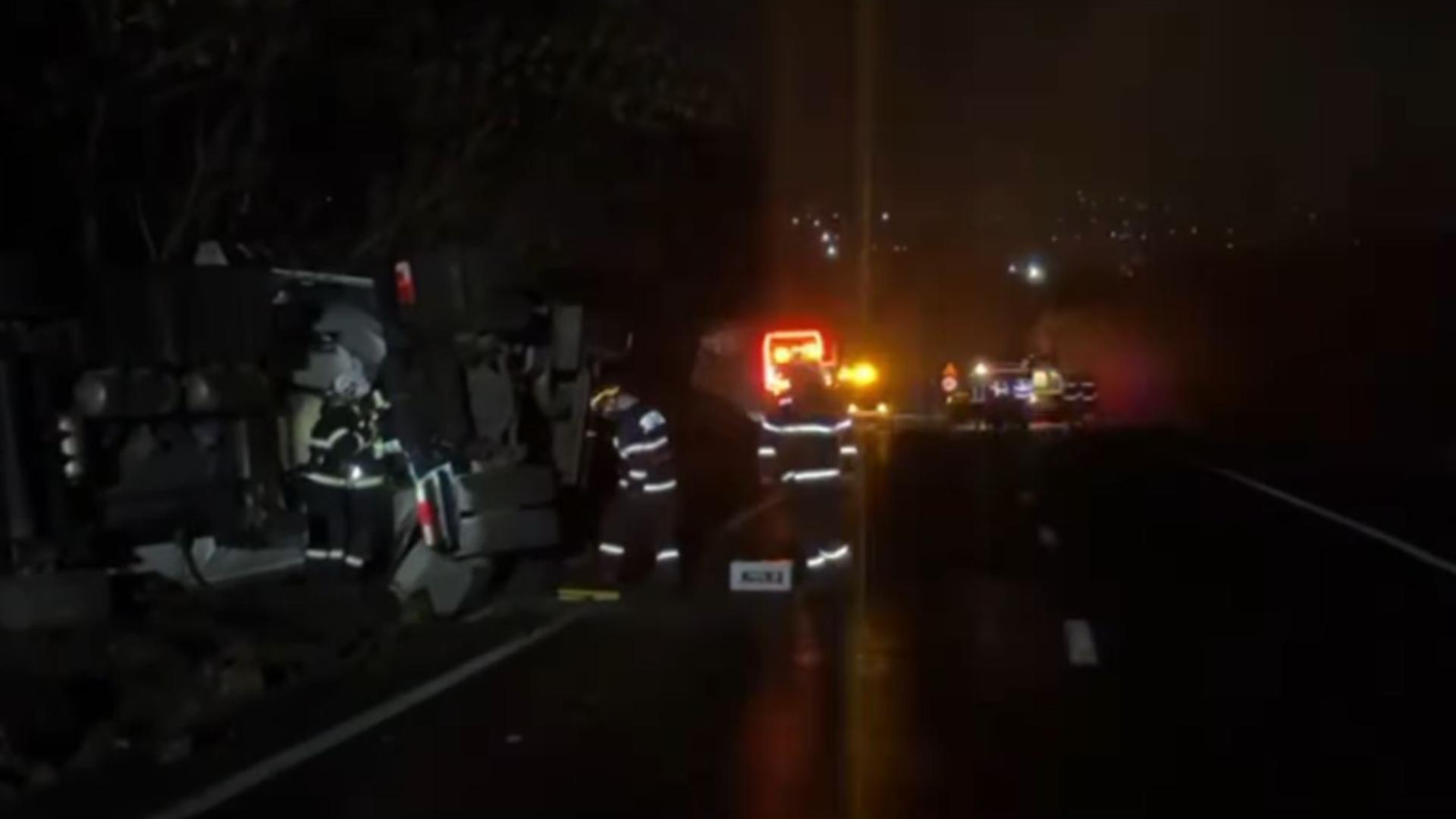 Două persoane, care s-au aflat în cabina capului tractor, au primit îngrijiri medicale. Foto/ISU