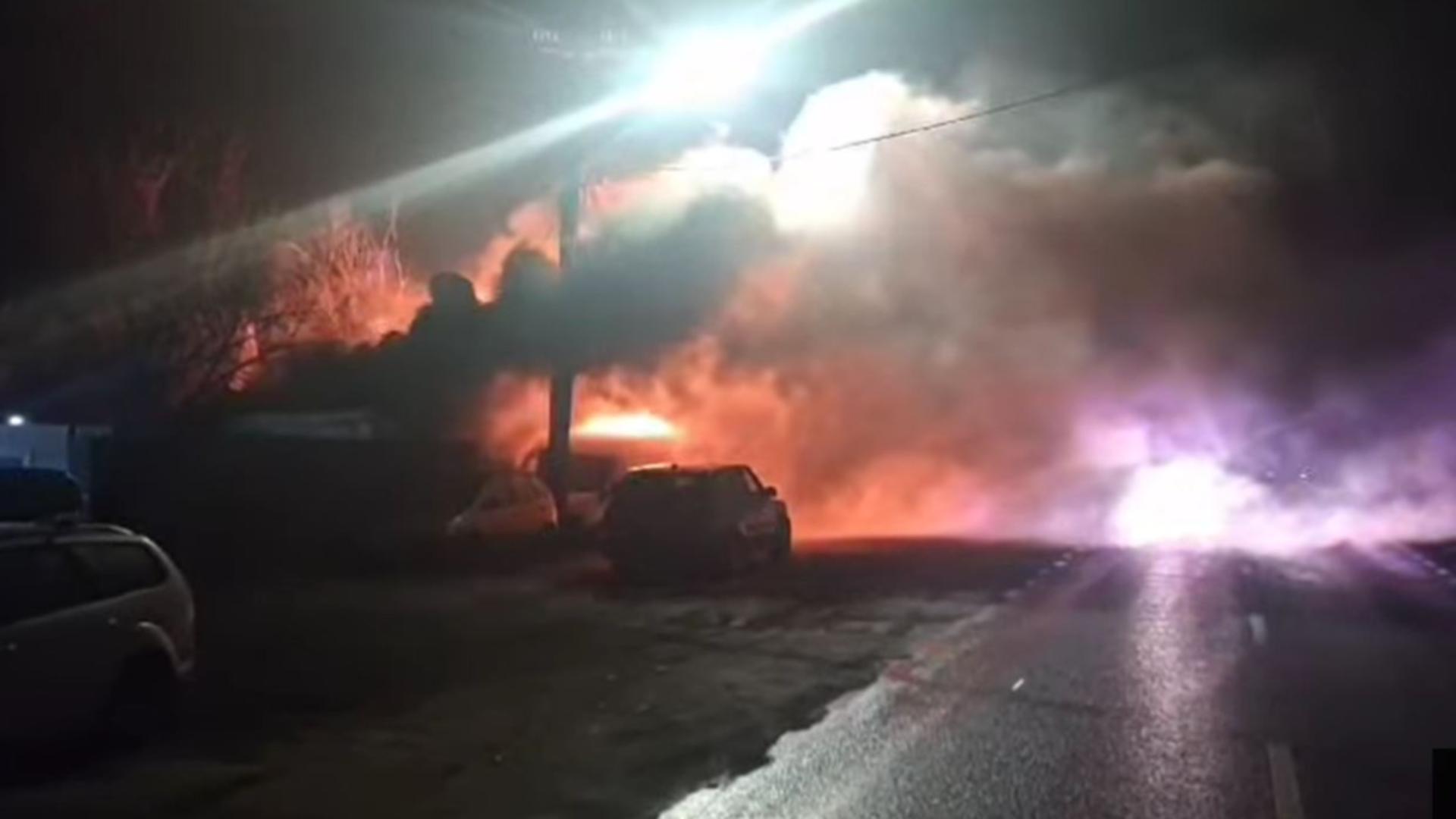 Incendiul a cuprins paleţi din lemn, 4 containere şi 2 autovehicule, în Crevedia. Foto/Captură video