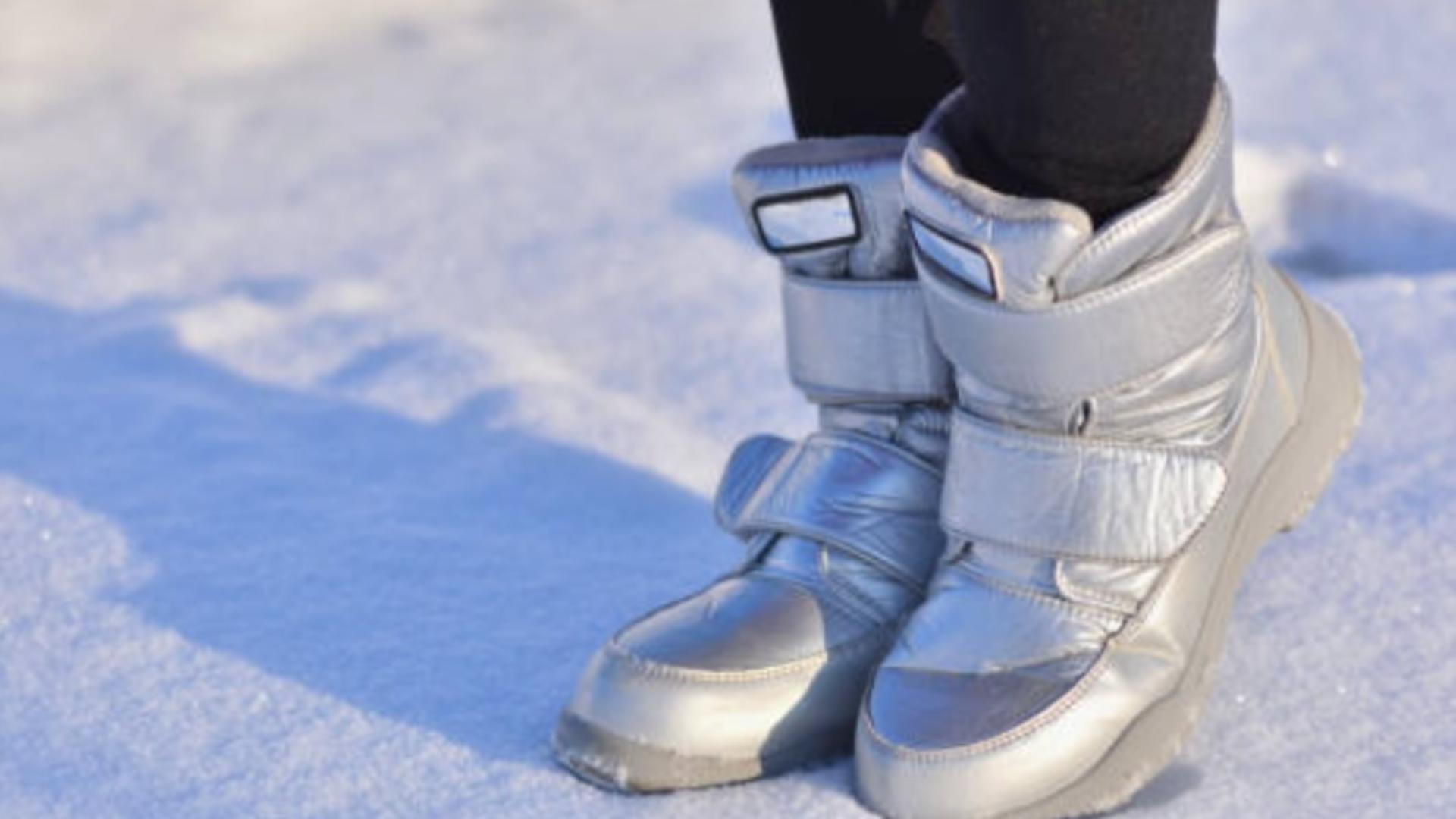 De ce avantaje se bucură copilul tău purtând încălțămintea impermeabilă de iarnă