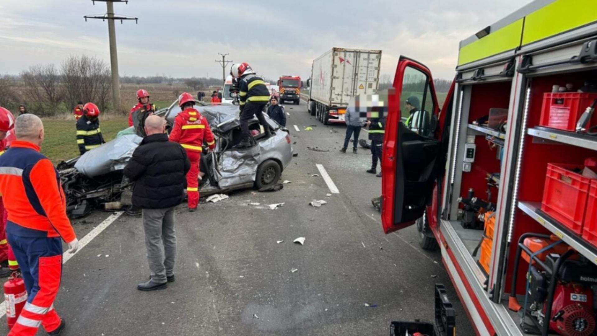 Dezastru pe o șosea din România după o coliziune între două mașini și un TIR: 6 VICTIME. A fost necesară intervenția elicopterului SMURD