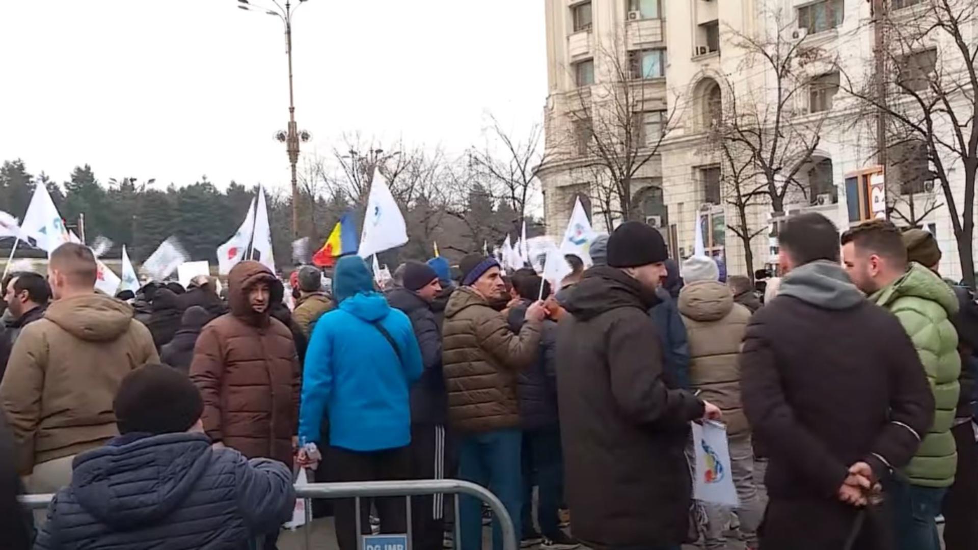 Sindicaliștii au protestat marți în fața sediului Ministerului Finanțelor.