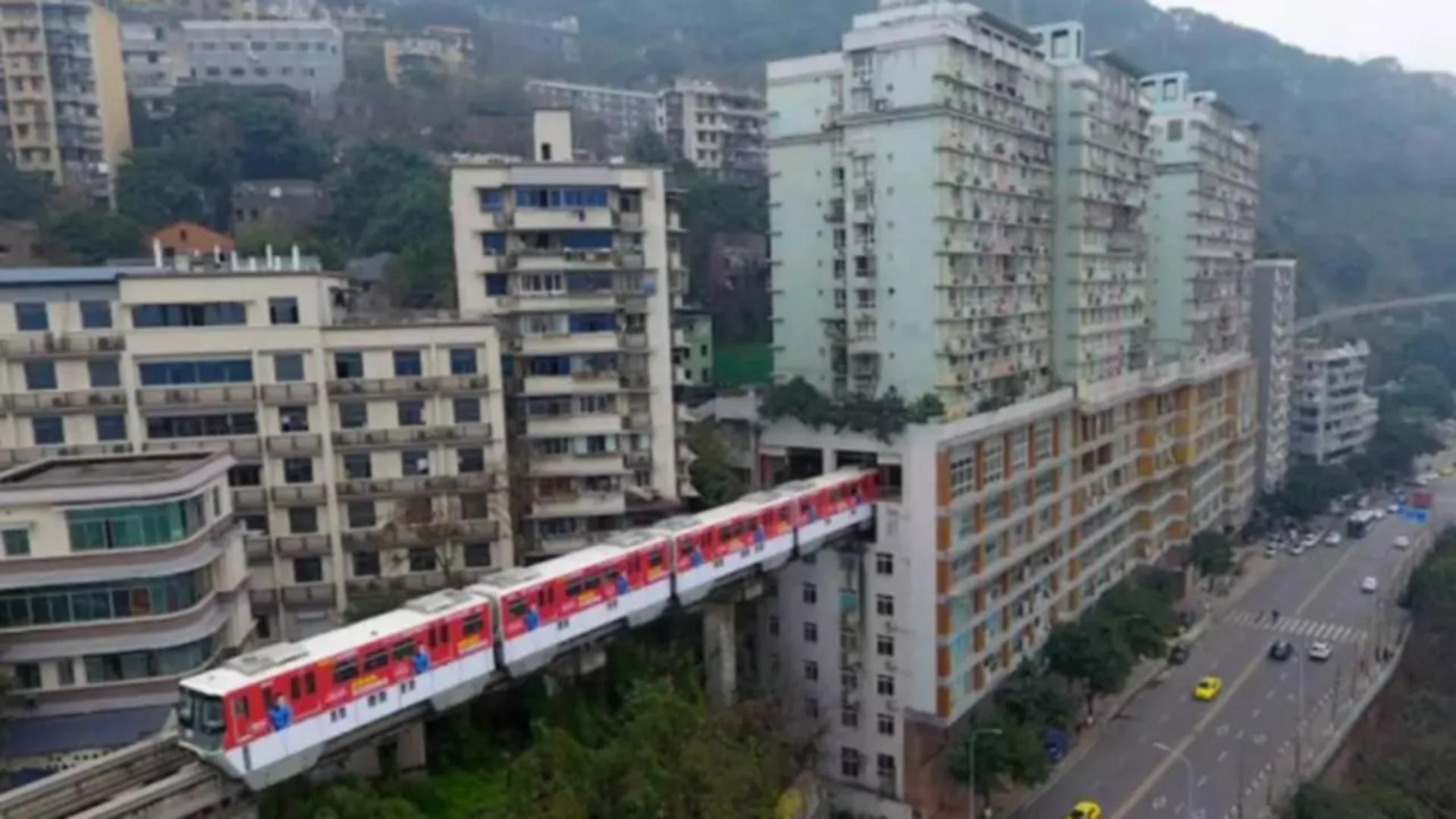 Orașul în care metroul trece printr-un bloc de locuințe. Foto: YouTube