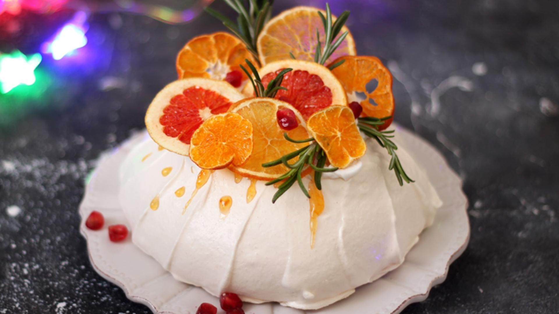 Pavlova cu fructe de iarnă. Rețeta simplă a desertului elegant și plin de arome