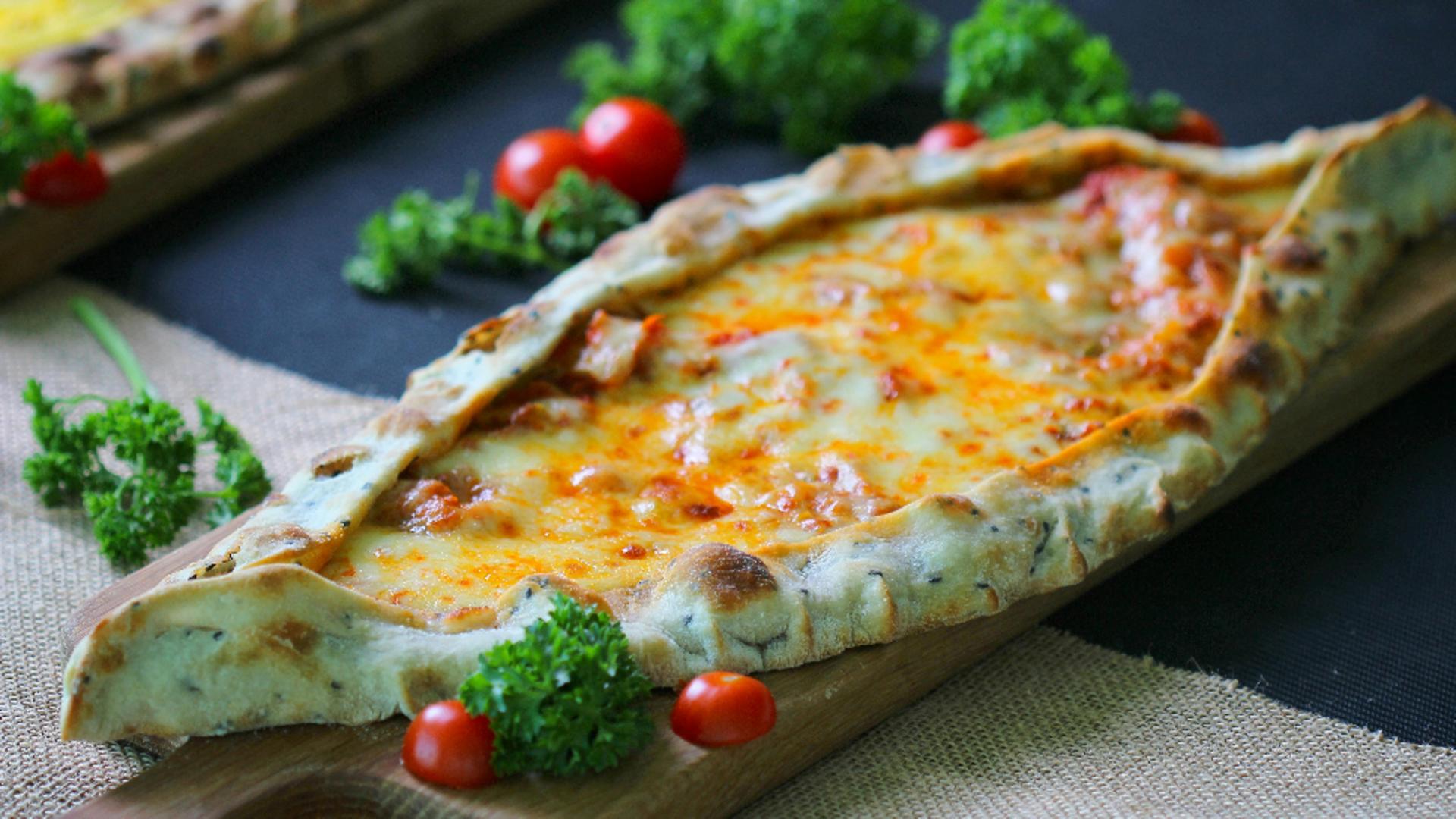 Pide sau pizza turcească. Un preparat hrănitos și gustos, de care nu te mai saturi