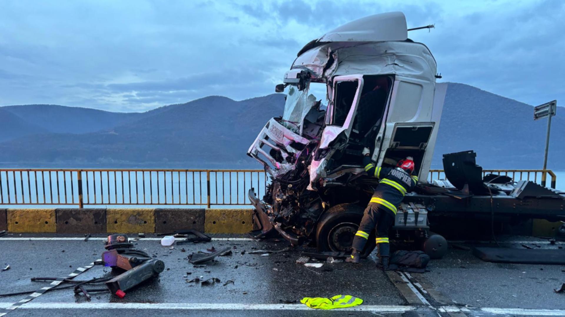 O anvelopă de la unul dintre TIR-uri a explodat, iar acesta a ajuns în parapet. Foto/ISU