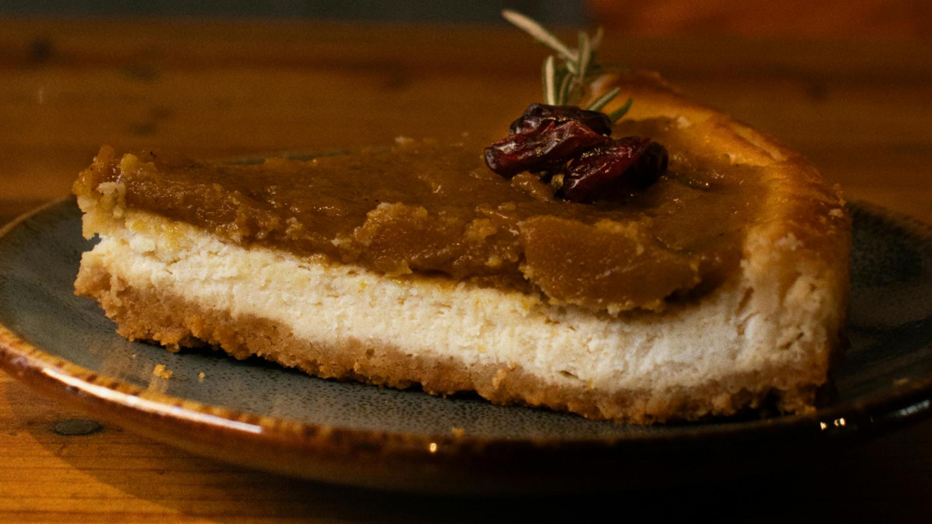 Prăjitură cu blat sfârâmicios și umplutură de brânză. Un desert de care nu te mai saturi