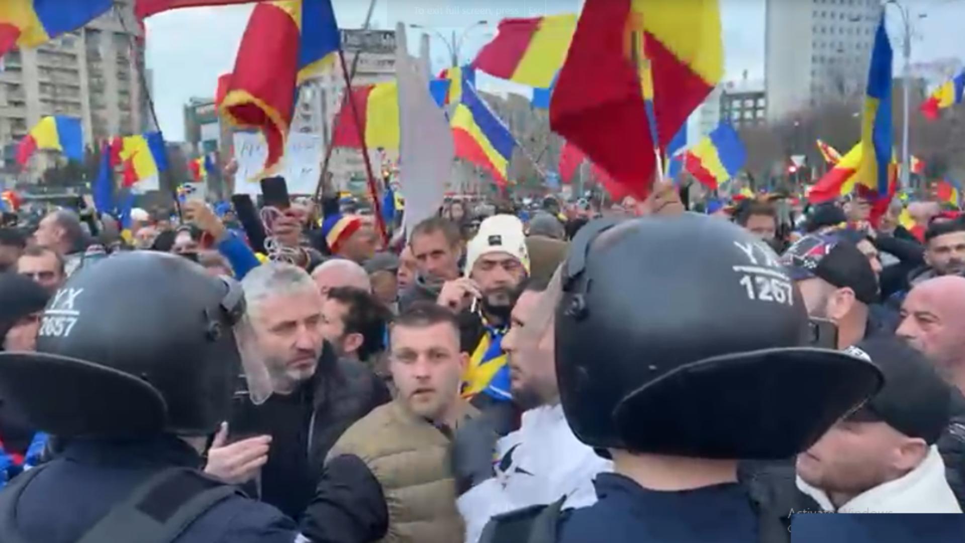 Tensiuni în Piața Victoriei, jandarmii au format un cordon în fața Guvernului. Cine a INSTIGAT? - VIDEO