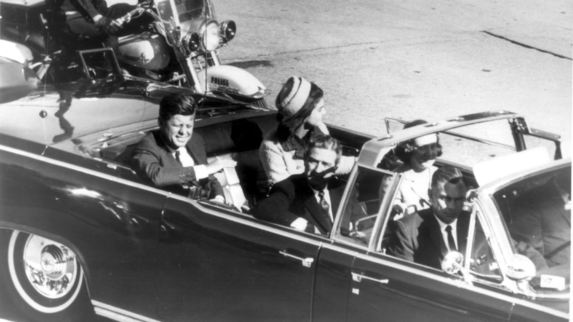 Una dintre ultimele fotografii cu JFK in viața, la câteva secunde înainte de a fi împușcat în cap (Profimedia)