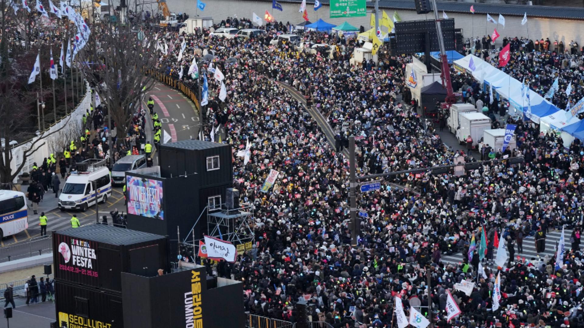 Soarta lui Yoon Suk Yeol atârnă de un fir de ață! Preşedintele sud-coreean va fi ARESTAT până pe 6 ianuarie. Proteste masive la Seul