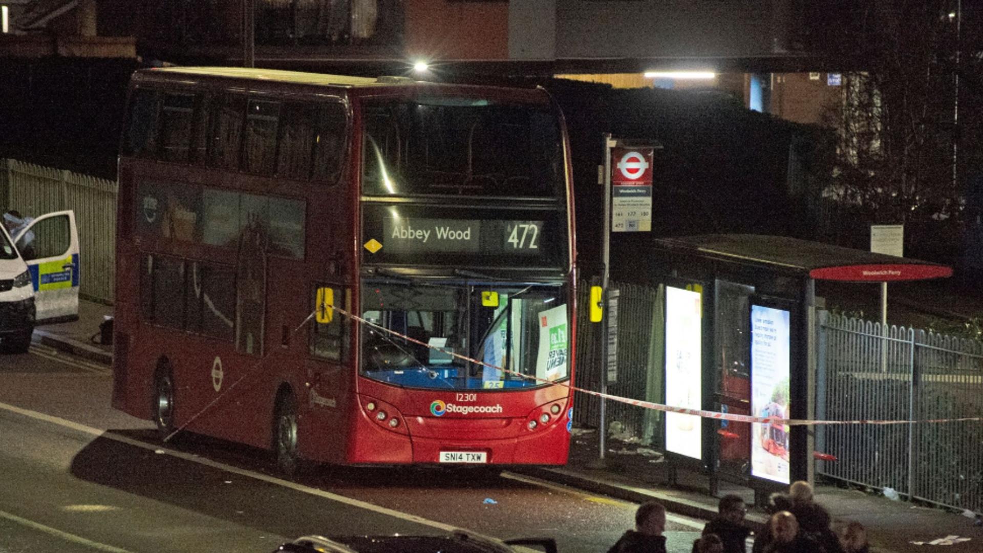 Adolescent de 14 ani, înjunghiat mortal într-un autobuz. Incident șocant la Londra/ Profimedia