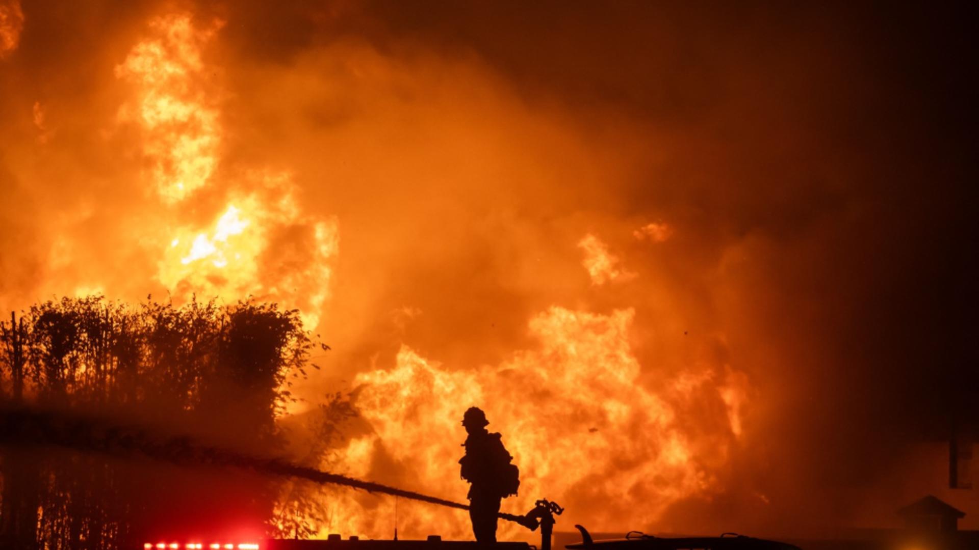 Incendii la Los Angeles. Mai multe celebrităţi se află în pericol. Situaţia este delicată. Foto: Profimedia