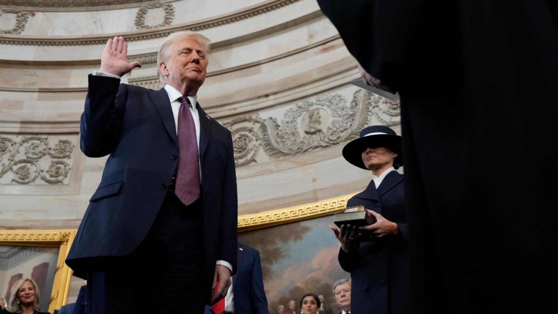 Donald Trump stârnește o controversă în ziua învestirii: nu a jurat cu mâna pe Biblie în timpul ceremoniei / Foto: Profi Media