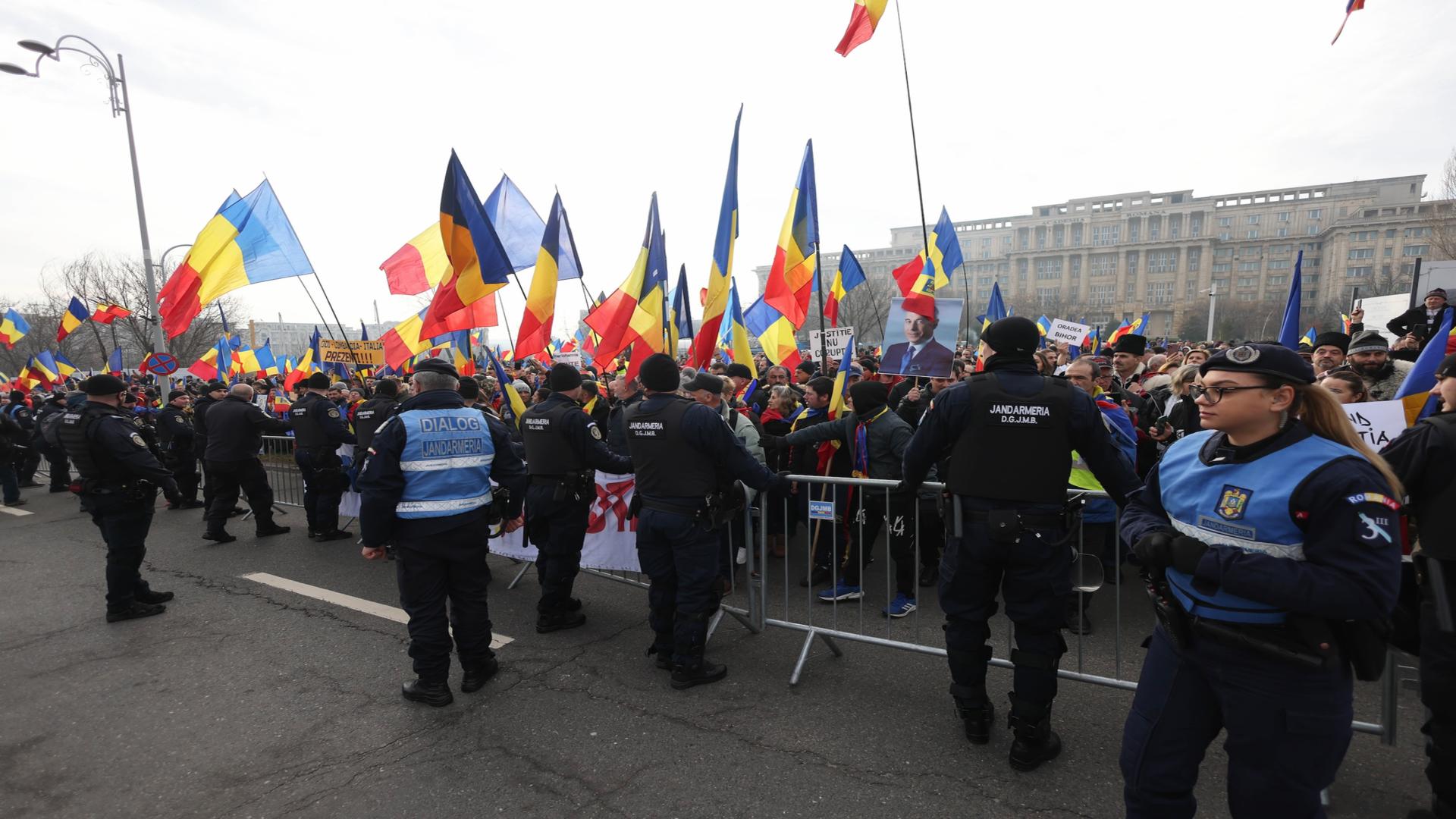 Protestul românilor care s-au săturat să fie umiliți este PAȘNIC. Realitatea PLUS, televiziunea poporului, alături de cetățeni