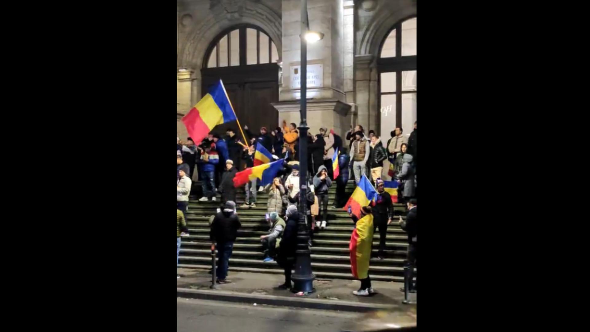 Nou protest la Curtea de Apel: Zeci de oameni cer „turul 2 înapoi" la un miting pentru susținerea lui Călin Georgescu