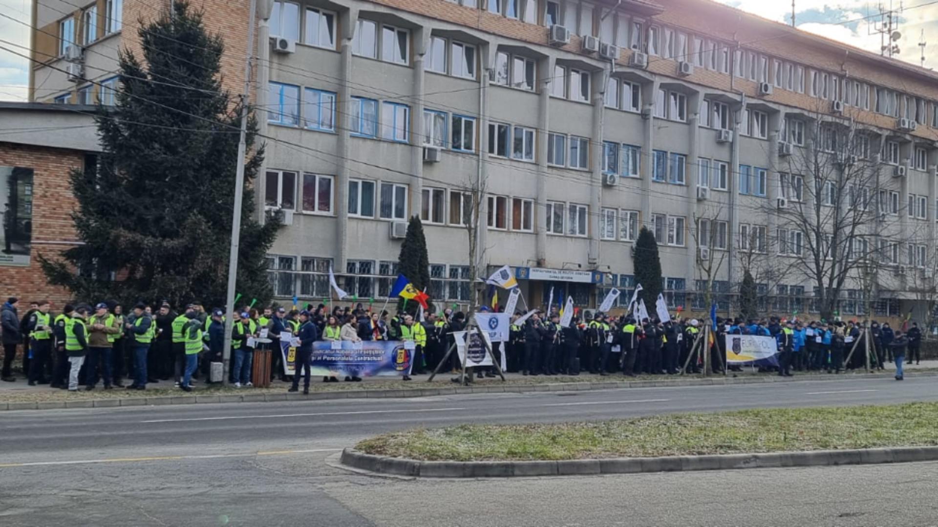 Proteste masive ale Poliției în toată țara. Sute de agenți au ieșit pe străzi împotriva Ordonanței „Trenuleț”