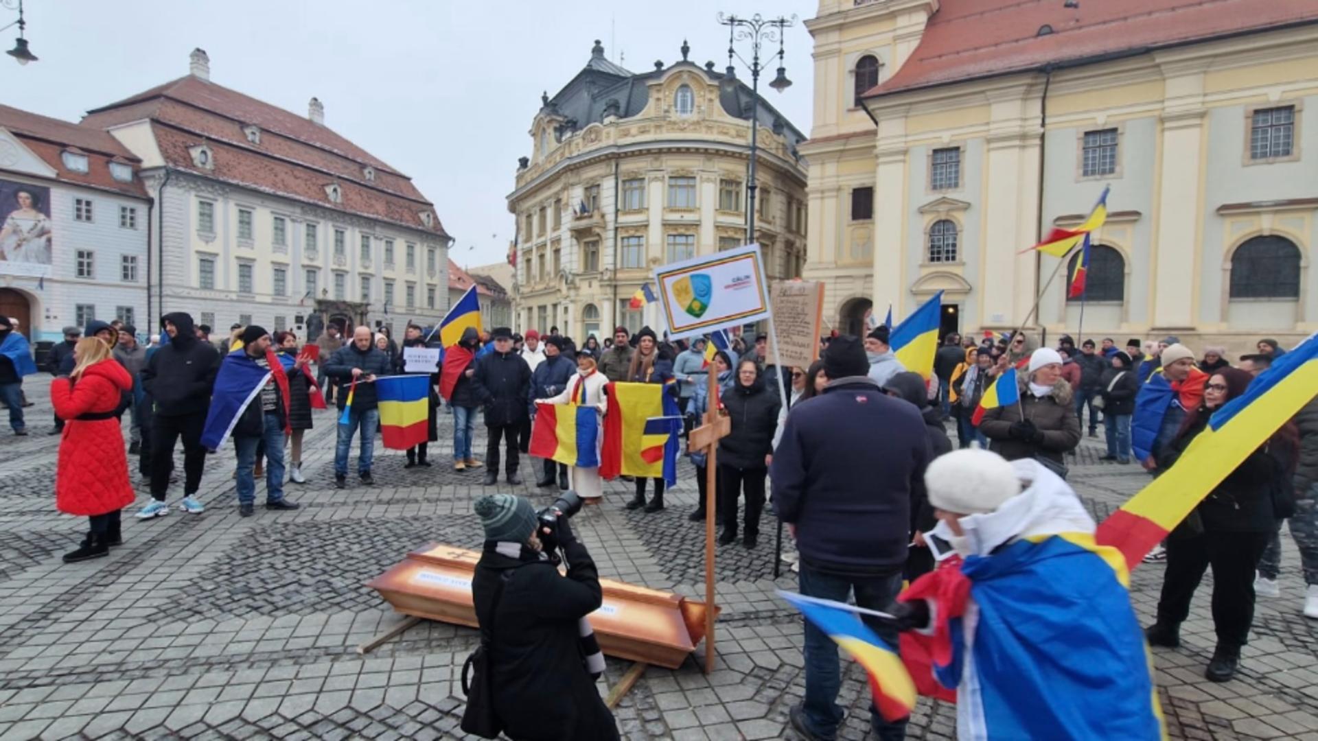 Protest cu coșciugul în fața primăriei Sibiu: Iohannis a omorât democrația!